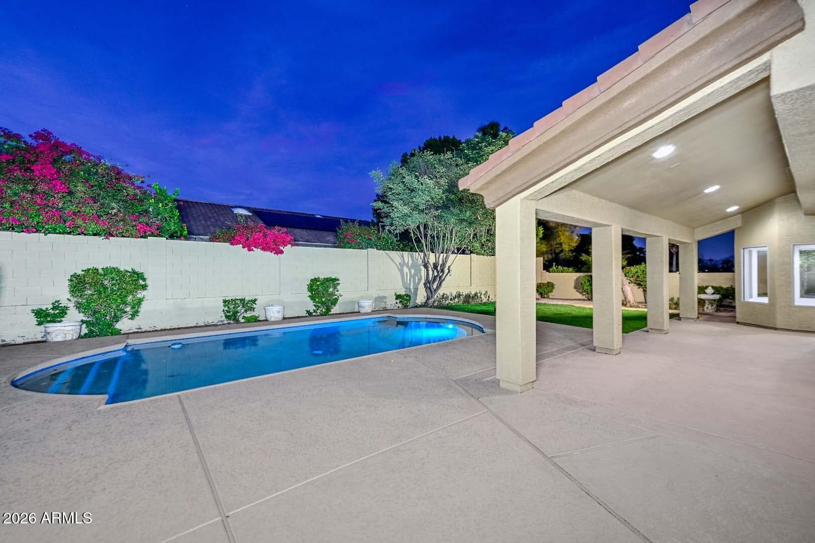 1942 E Claire Drive E — photo 2