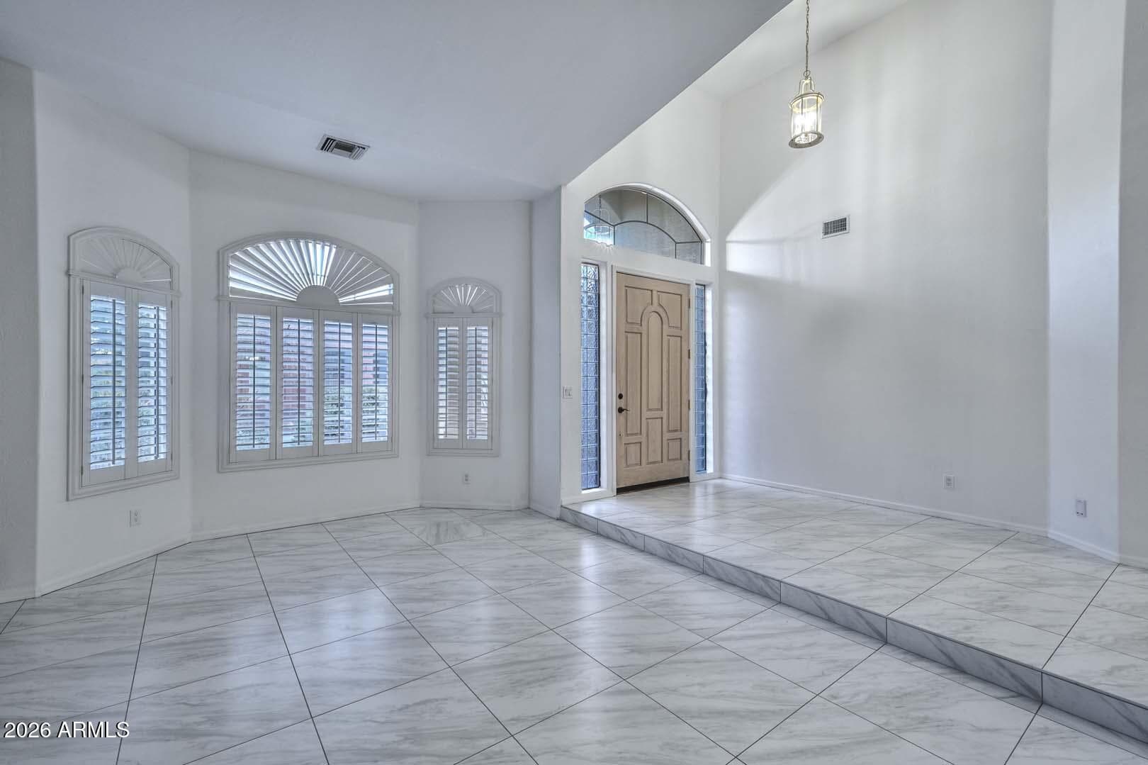 1942 E Claire Drive E — photo 3