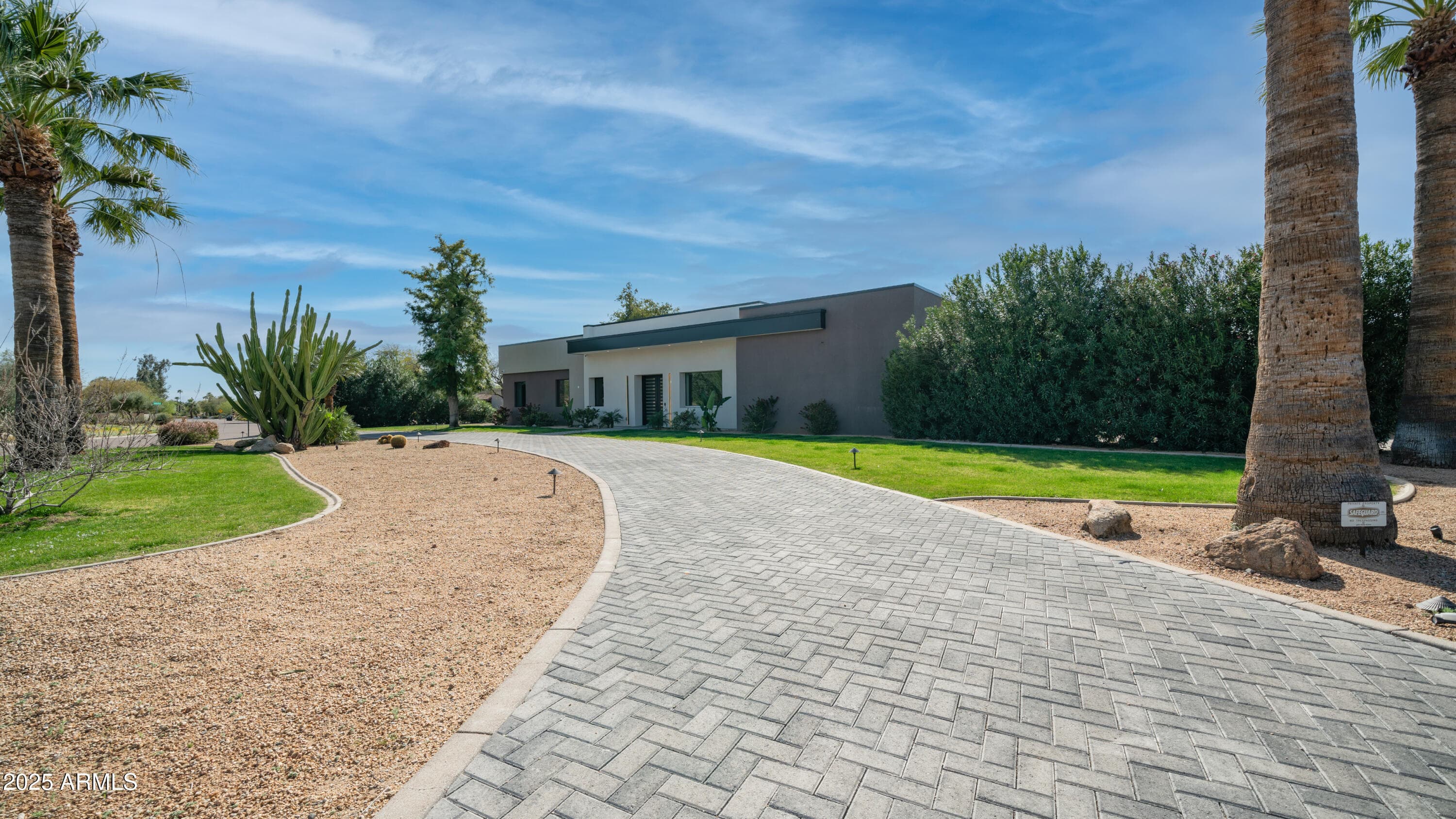 7417 E Paradise Drive — photo 2