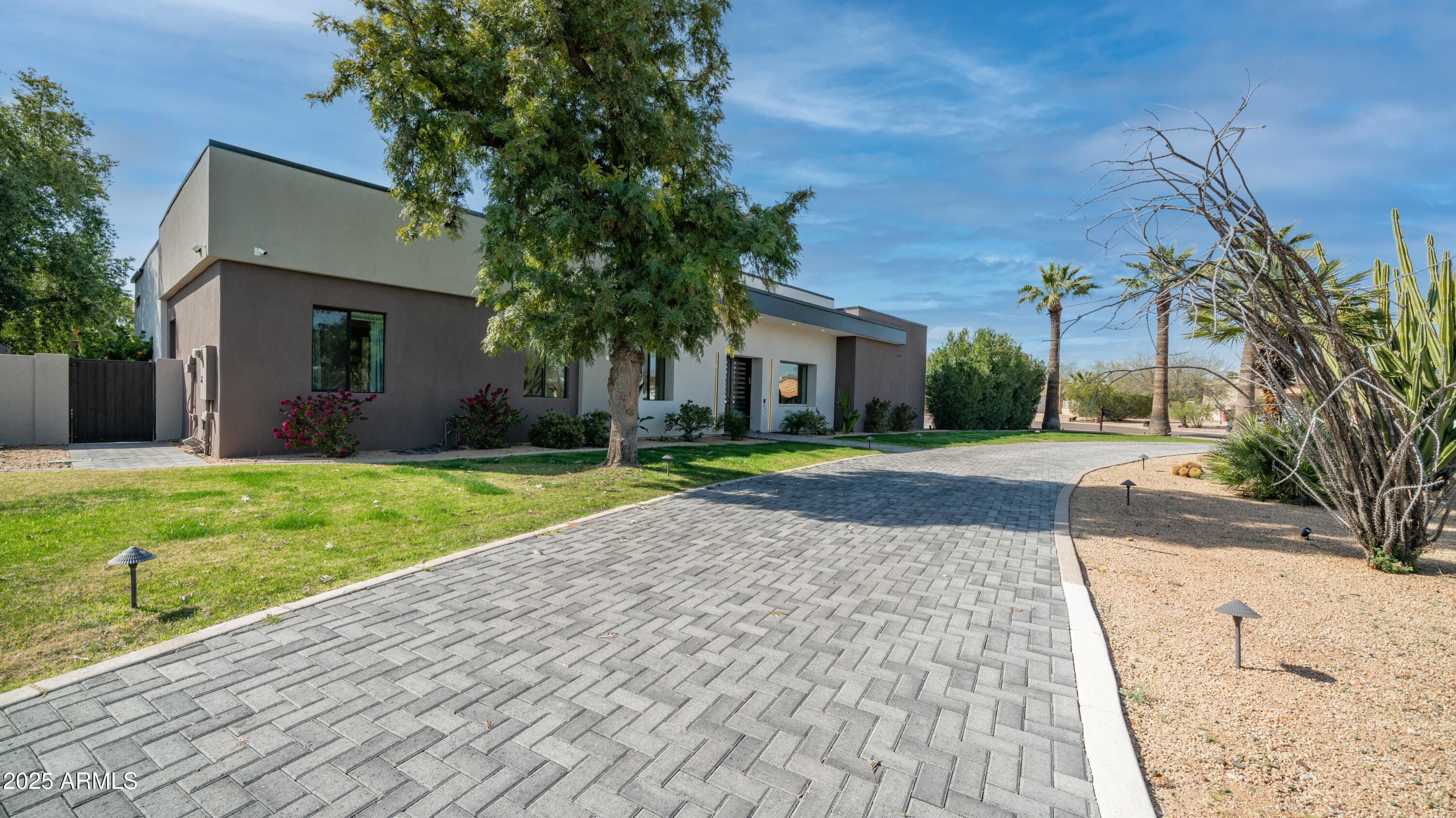7417 E Paradise Drive — photo 3