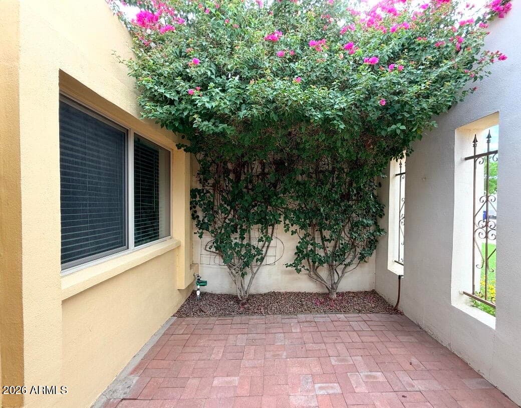 312 W Laguna Drive — photo 2