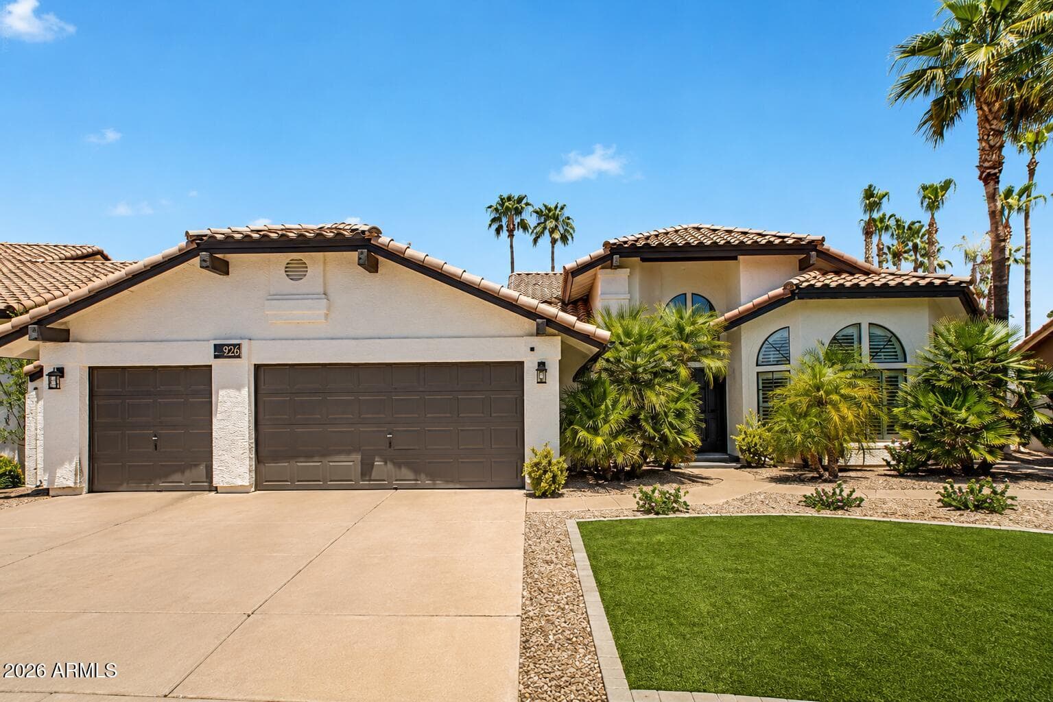 926 W Coast Drive — photo 2