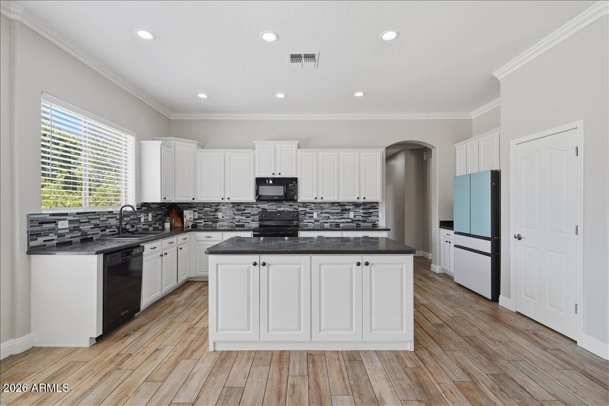 845 N Thunderbird Avenue — photo 2