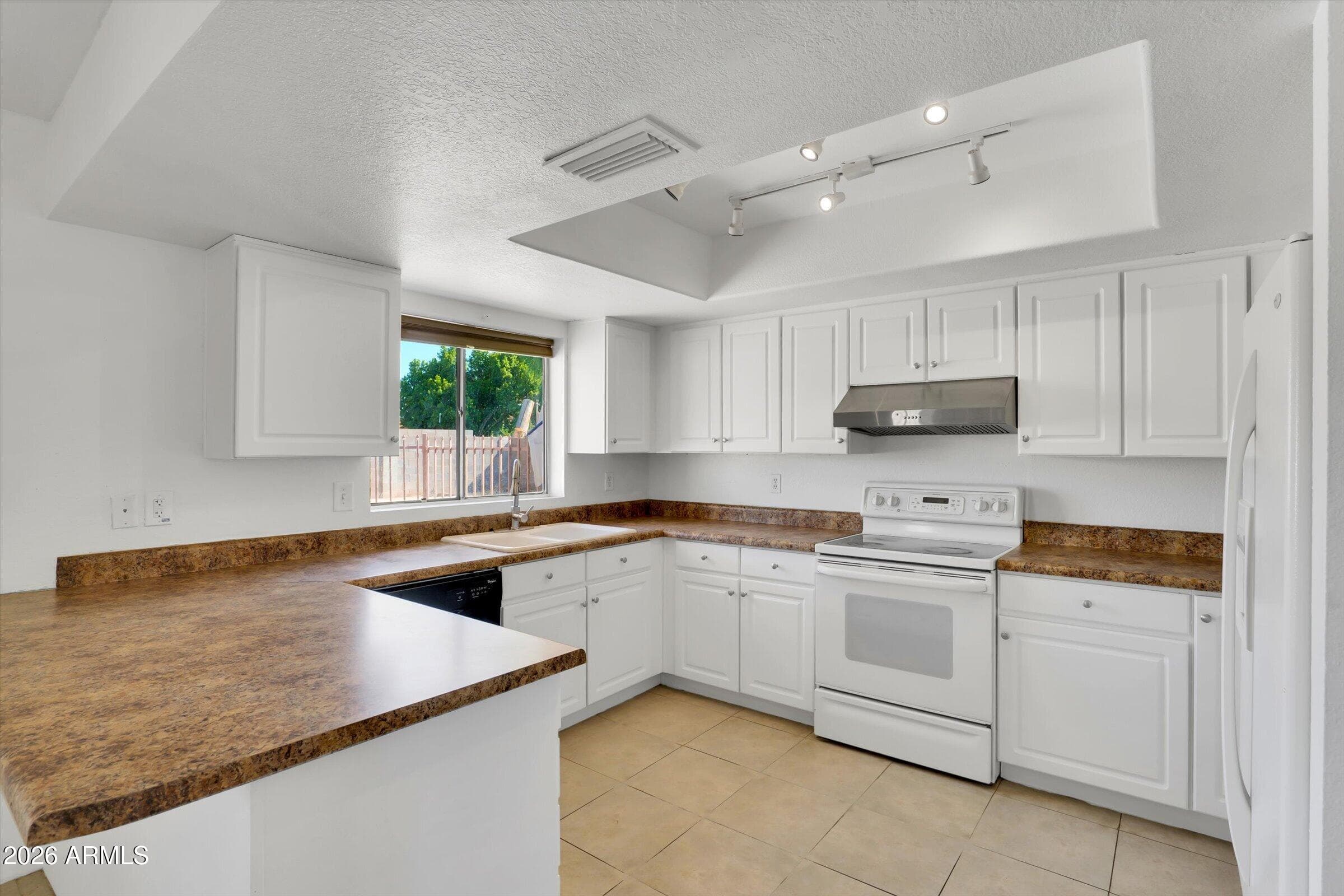 1056 W Hackamore Street — photo 6