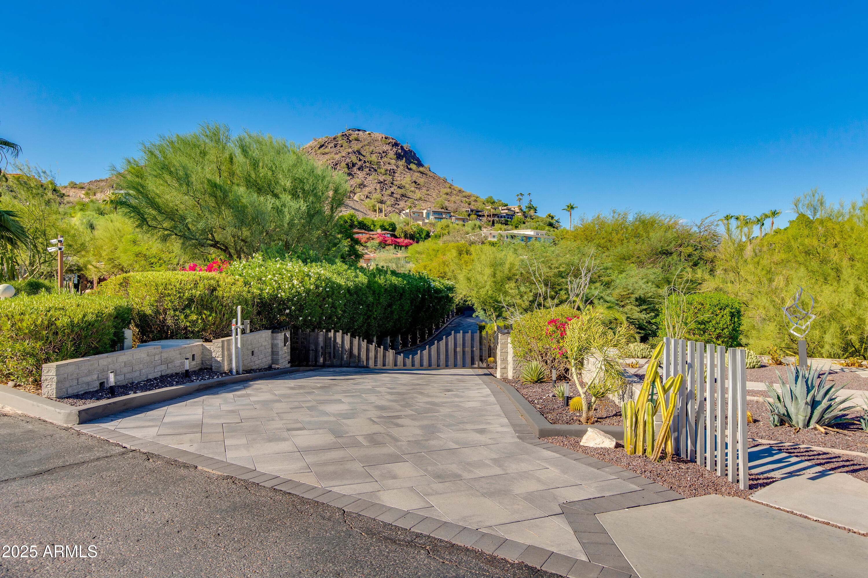 4306 E Desert Crest Drive — photo 2