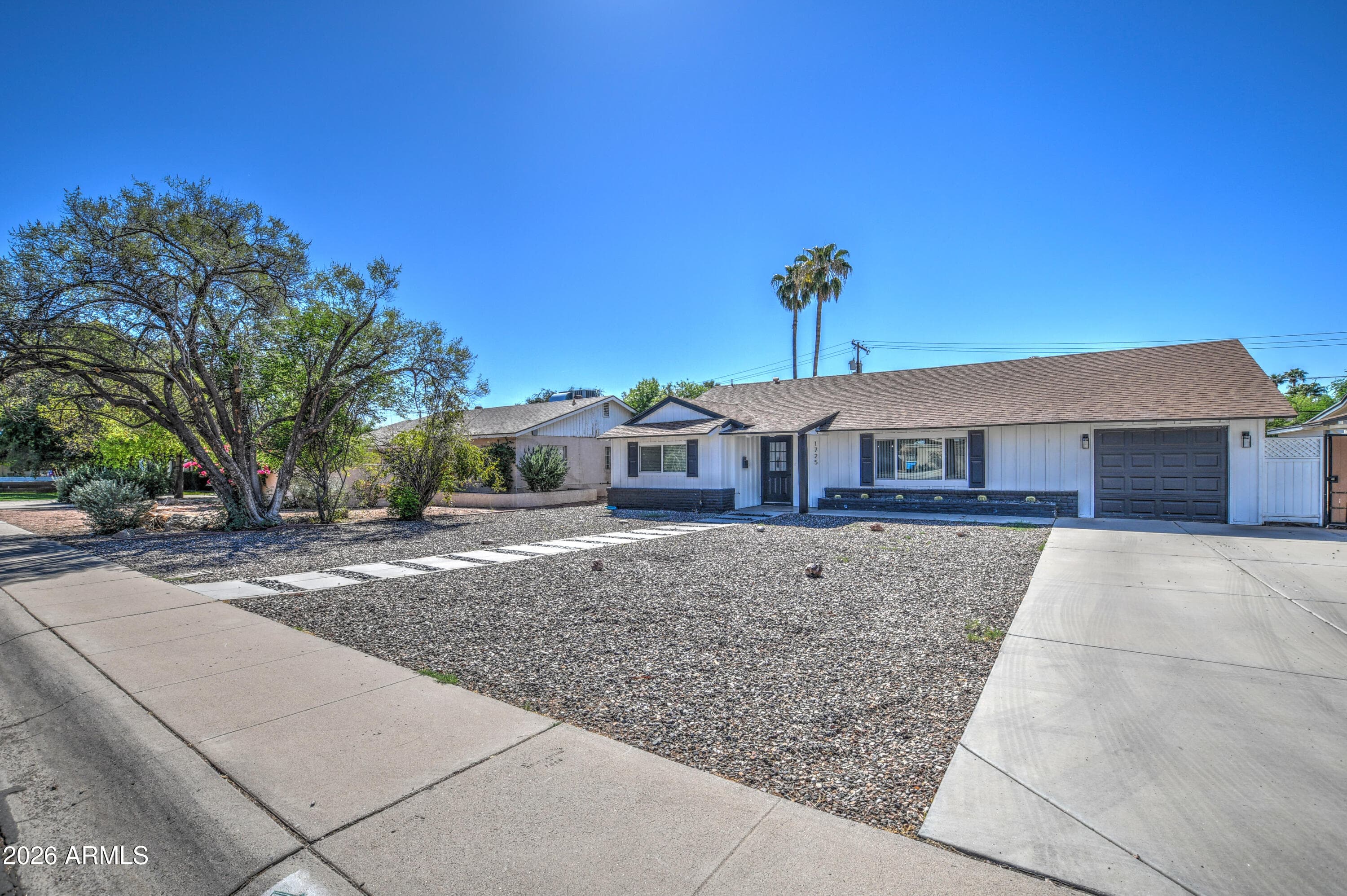 1725 W Mitchell Drive — photo 2