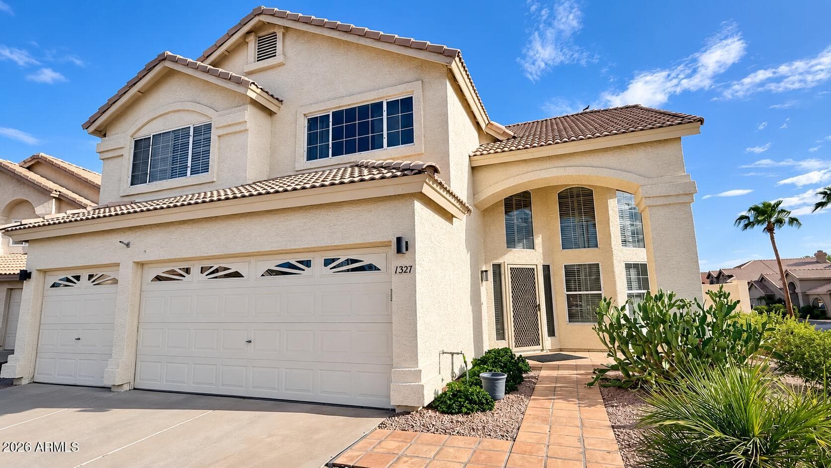 1327 E Hiddenview Drive — photo 2