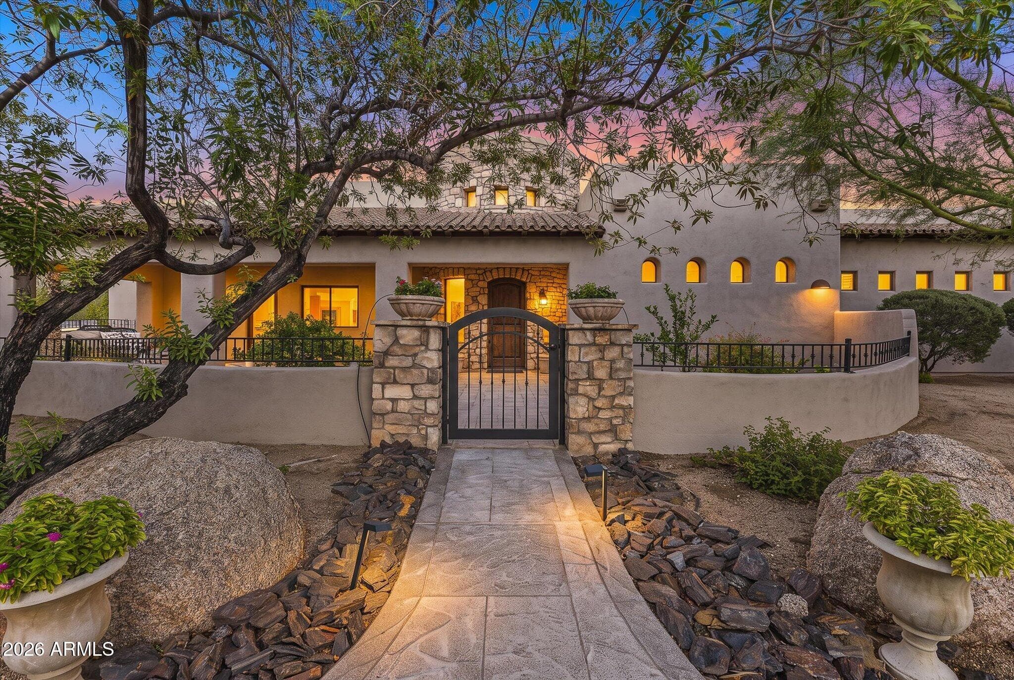 7621 E Dixileta Drive, Scottsdale, Arizona