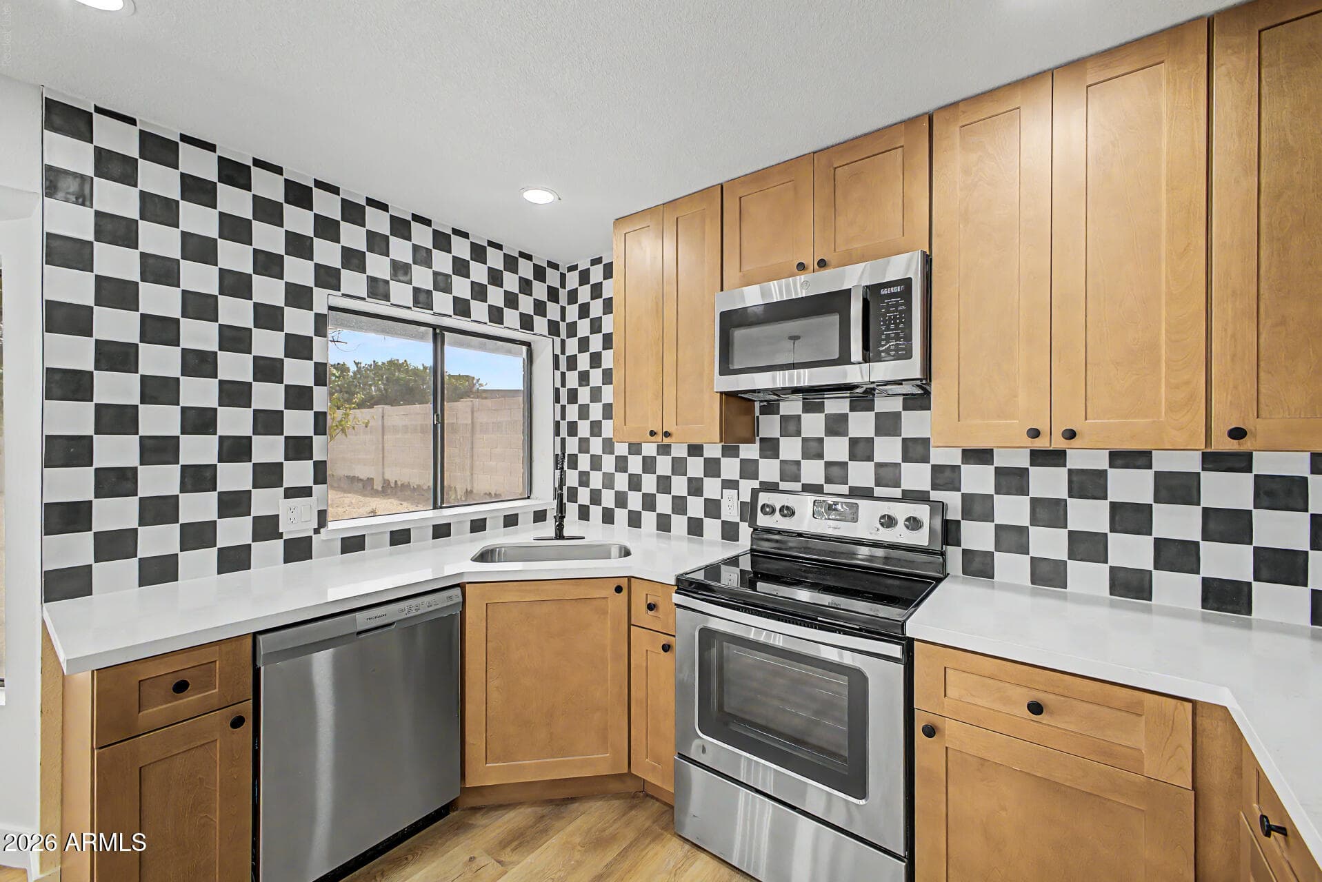 711 W Strahan Drive — photo 8
