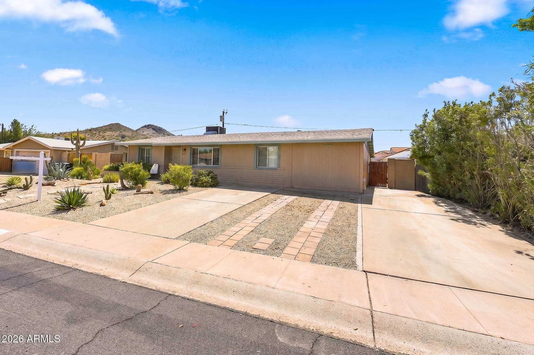 2217 E Acoma Drive — photo 2