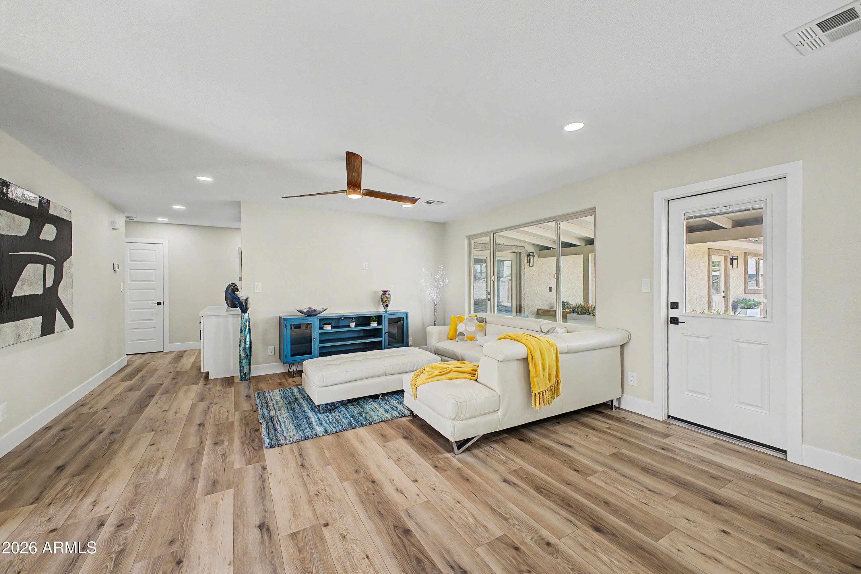 922 E Loyola Drive — photo 7