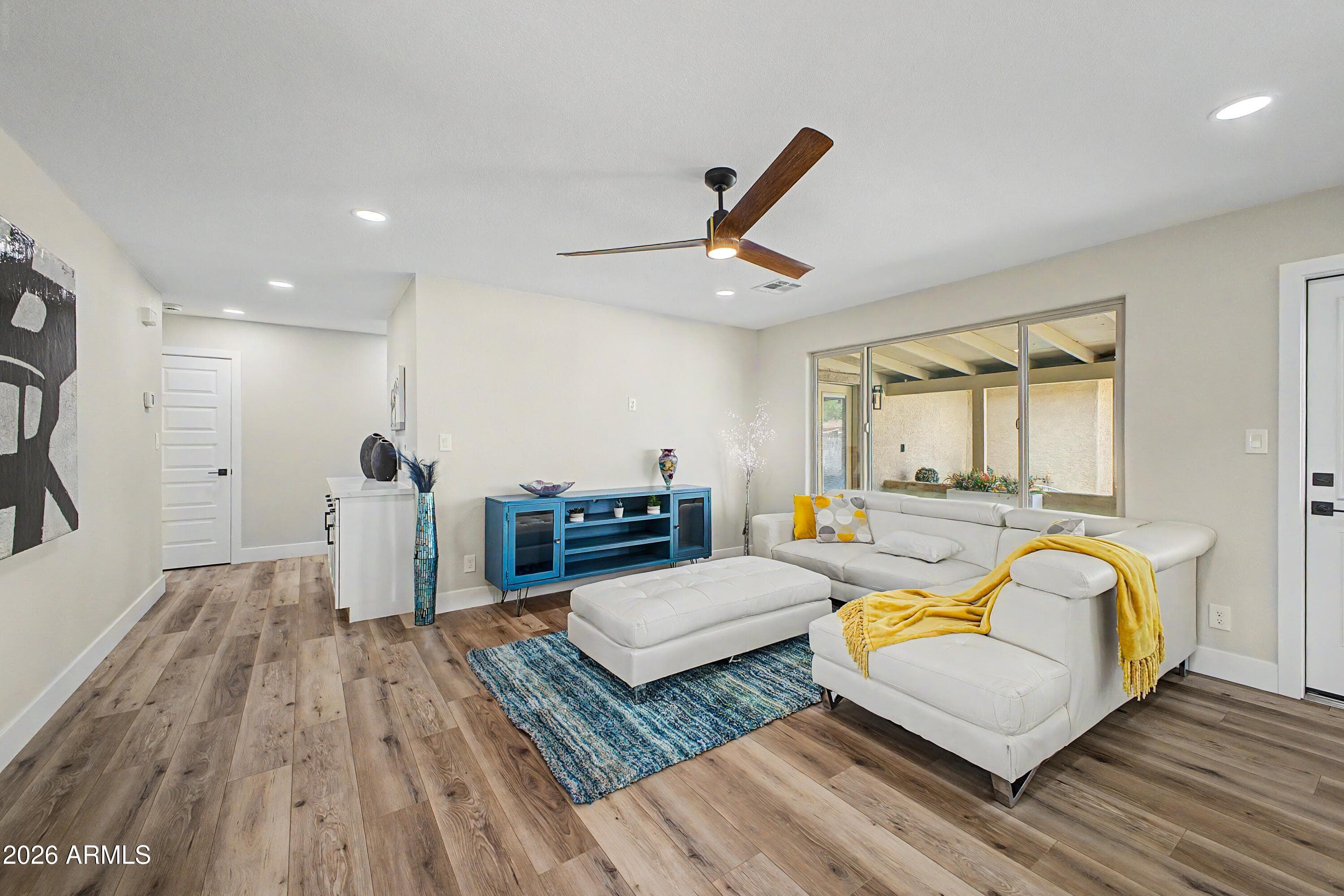 922 E Loyola Drive — photo 6