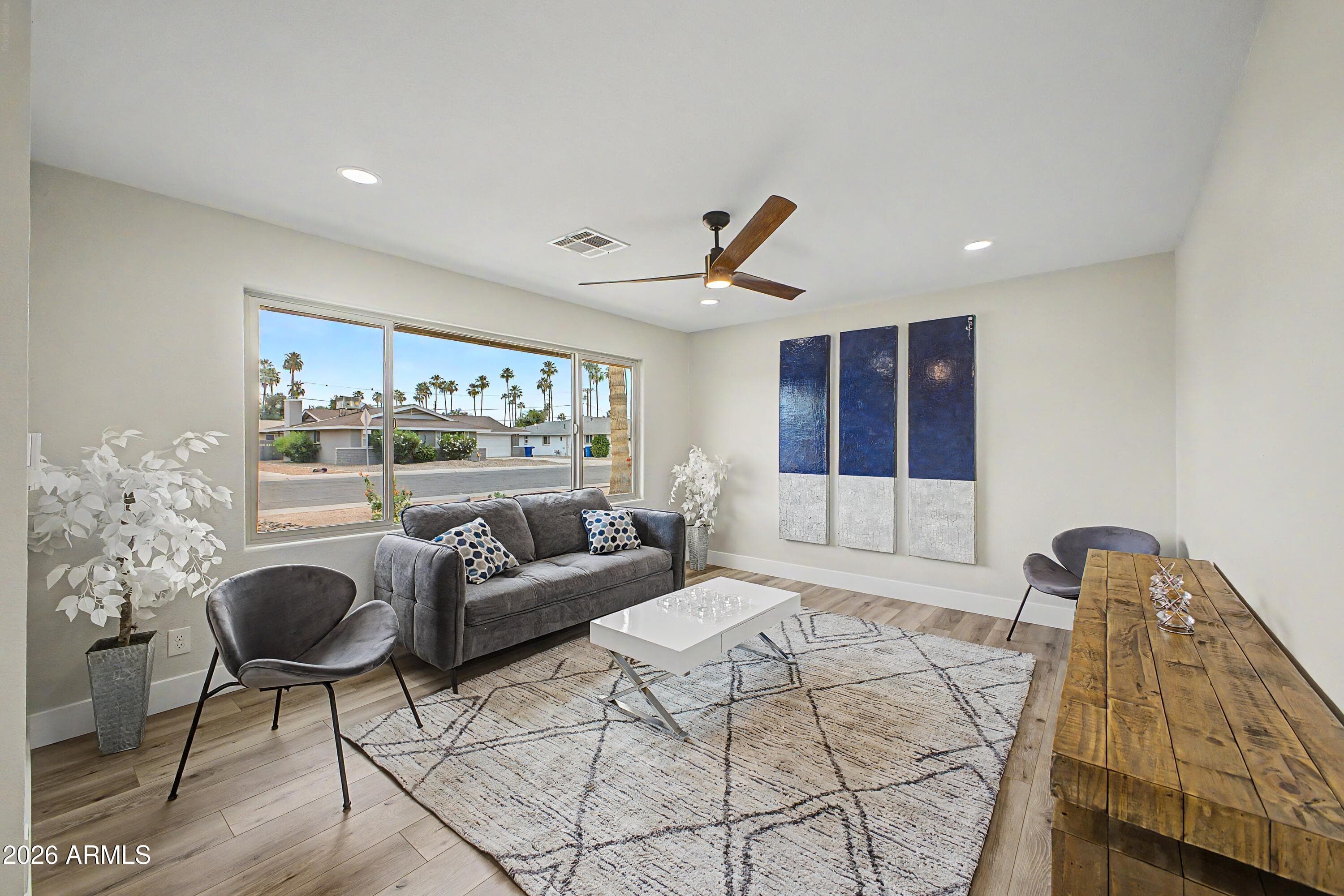 922 E Loyola Drive — photo 5