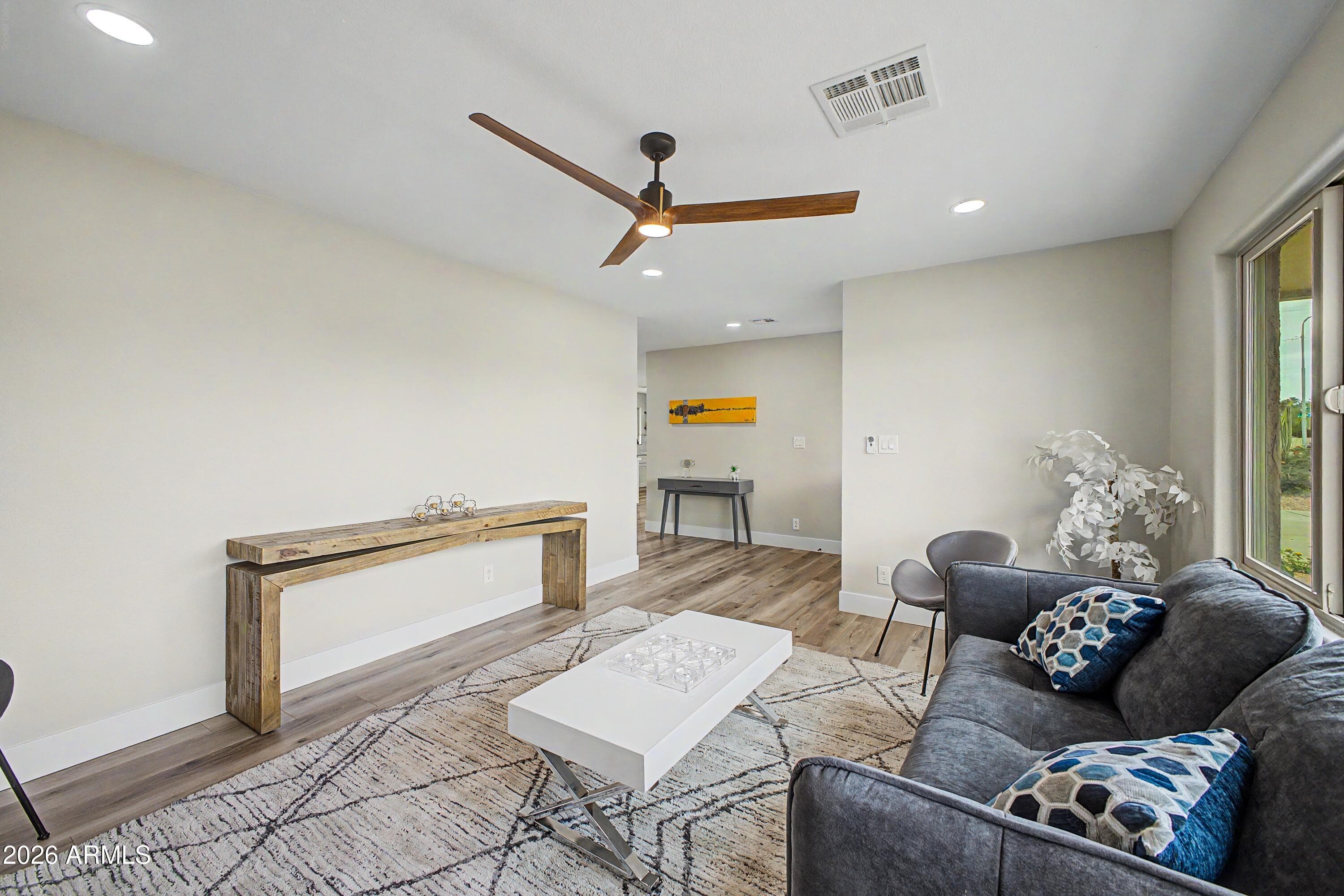 922 E Loyola Drive — photo 4