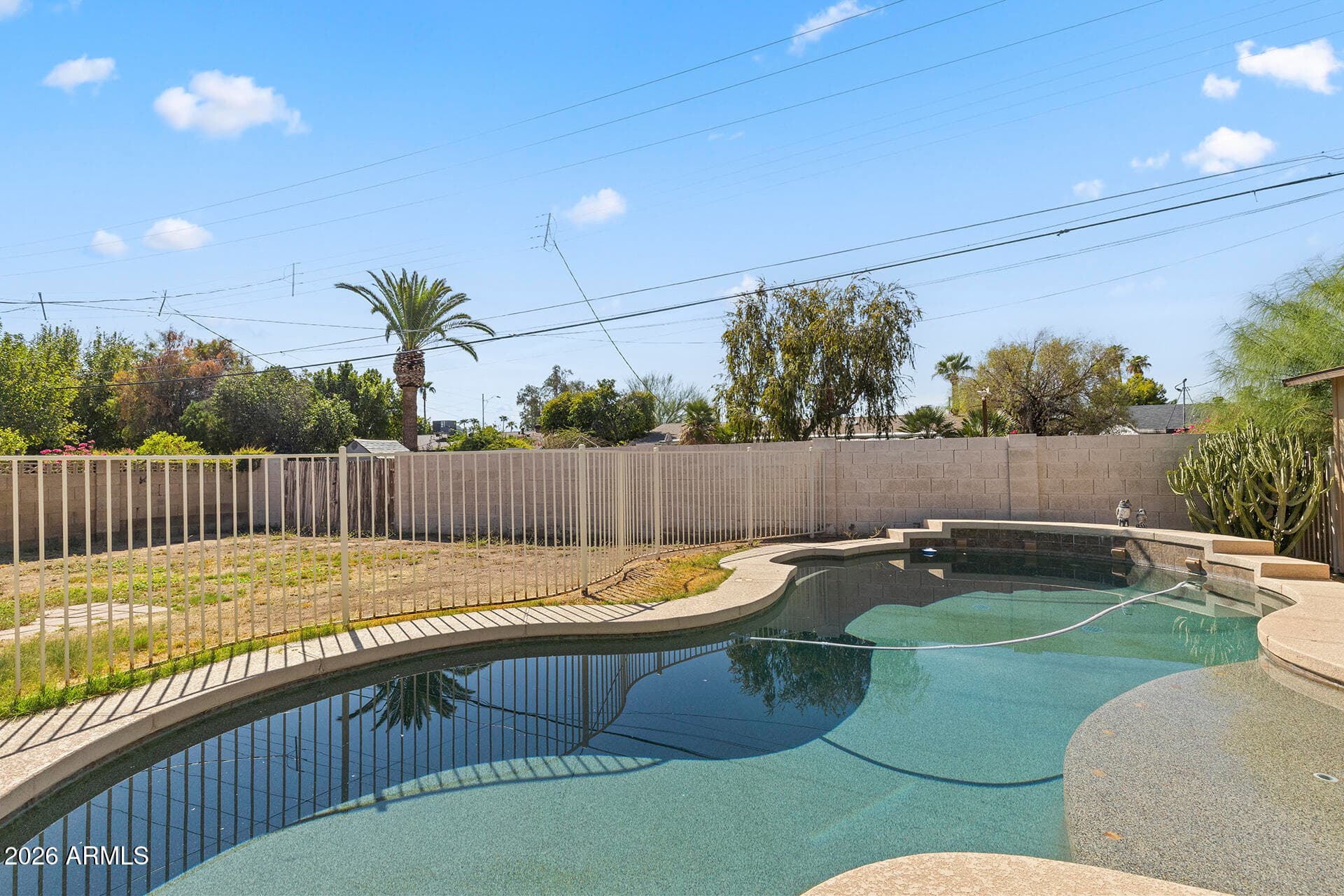 2321 W Rose Lane — photo 2