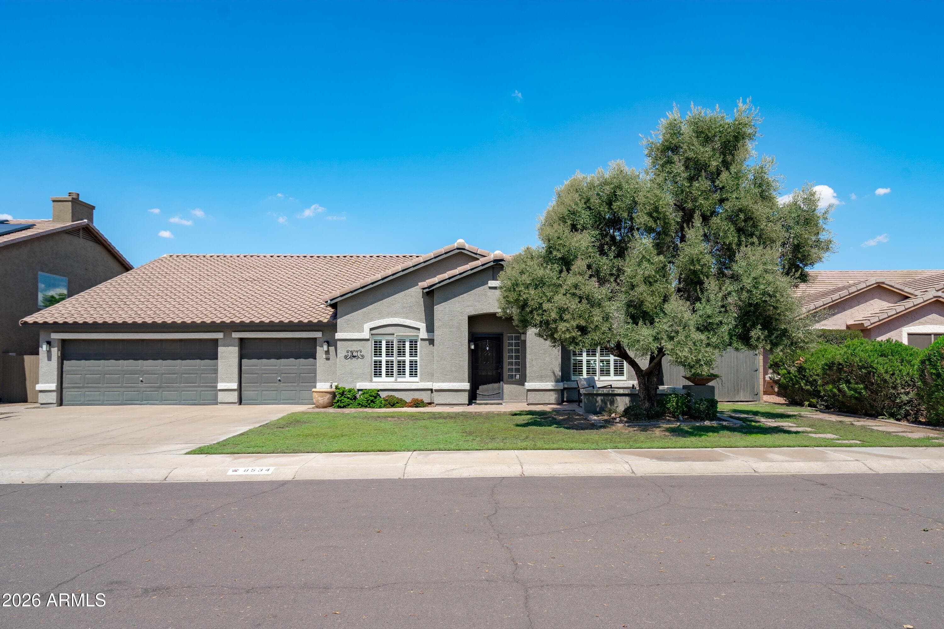8534 W Melinda Lane — photo 2