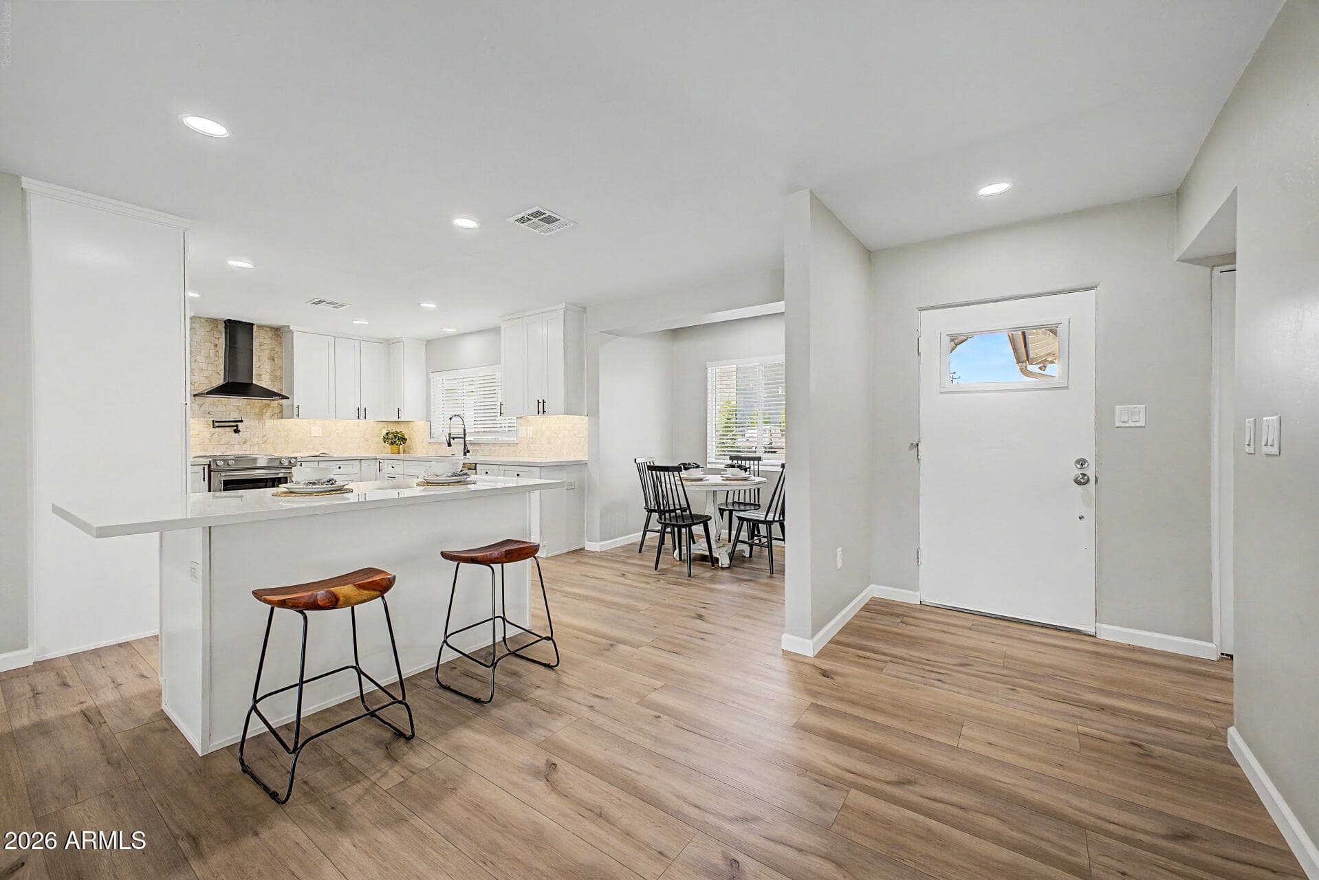 1813 W Earll Drive — photo 3