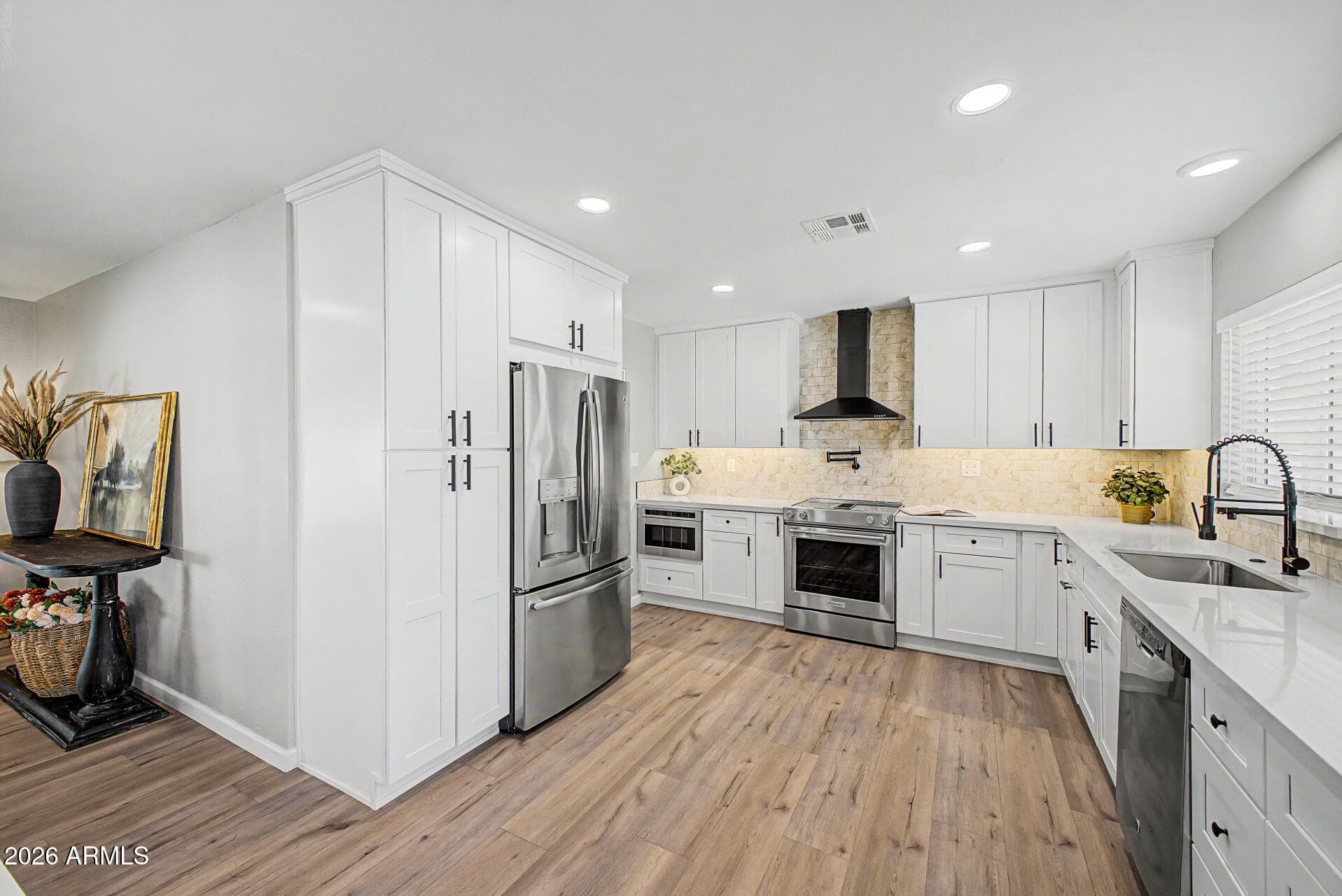 1813 W Earll Drive — photo 5