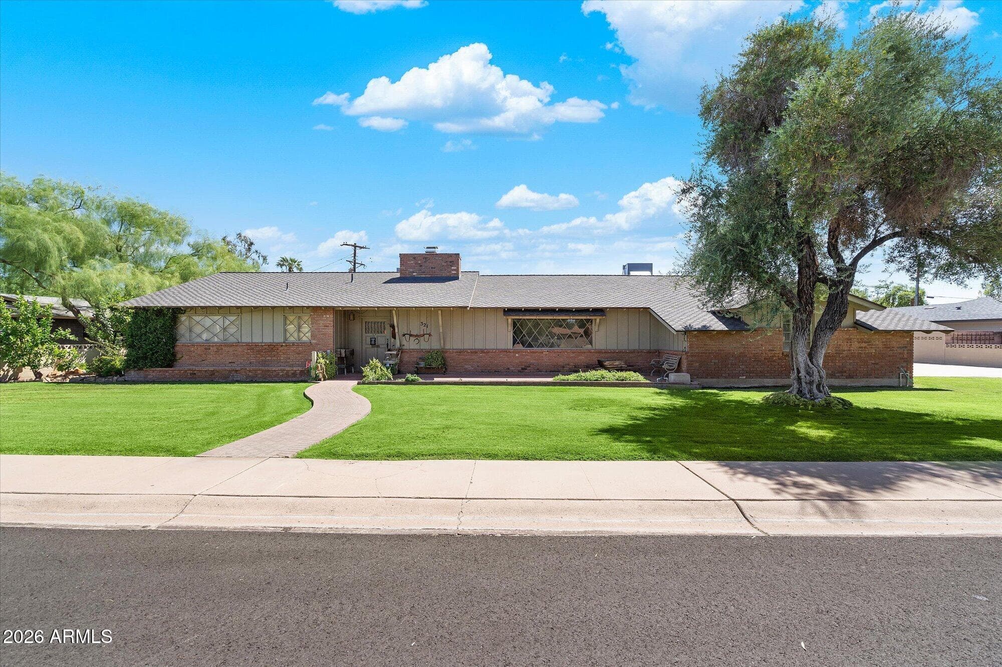 321 E Concorda Drive — photo 2