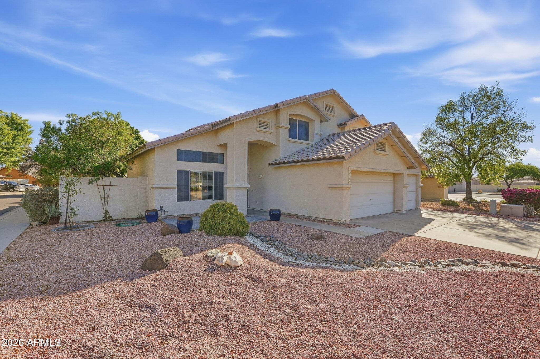 5335 W Kerry Lane — photo 2