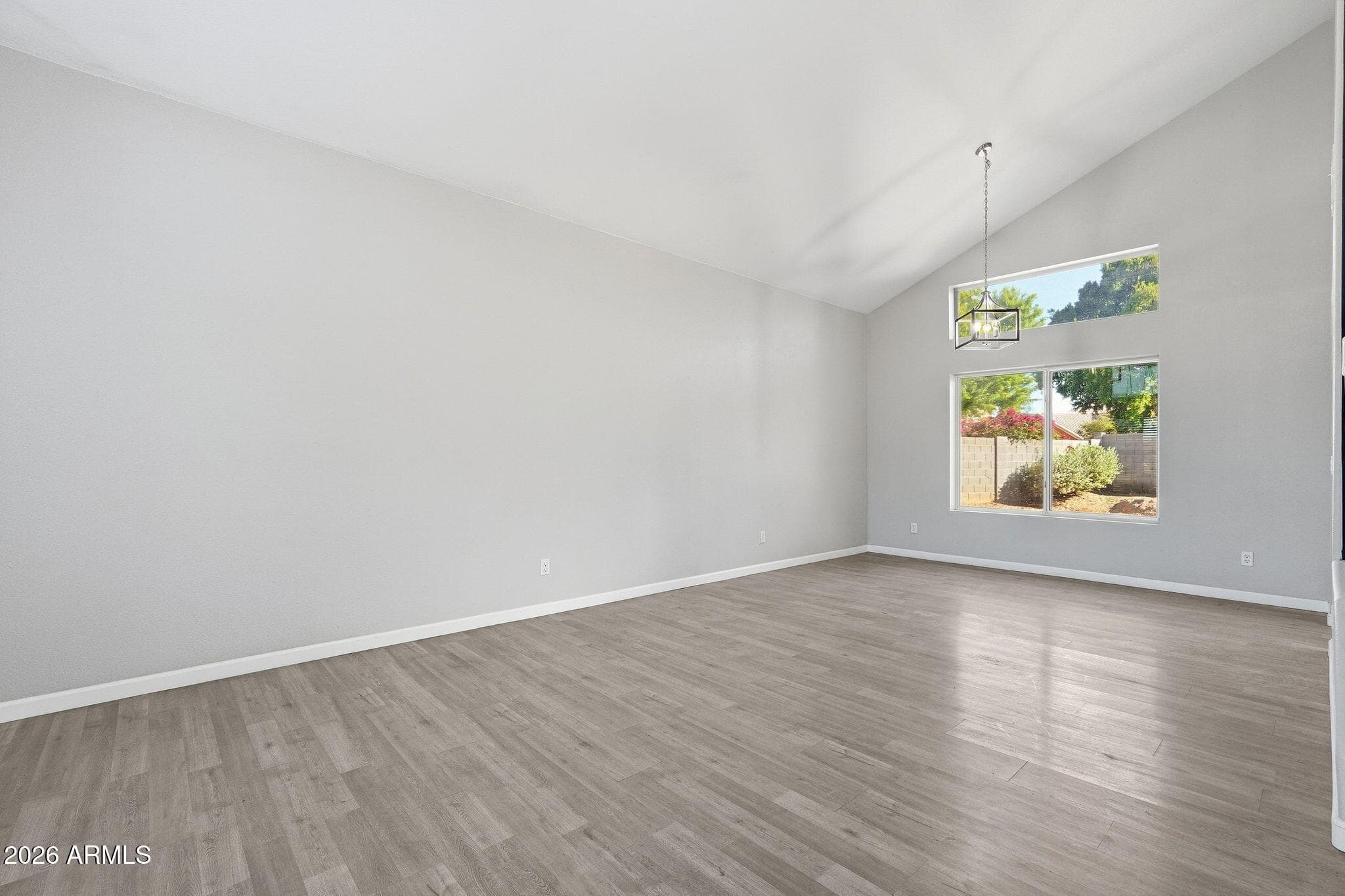 5335 W Kerry Lane — photo 8