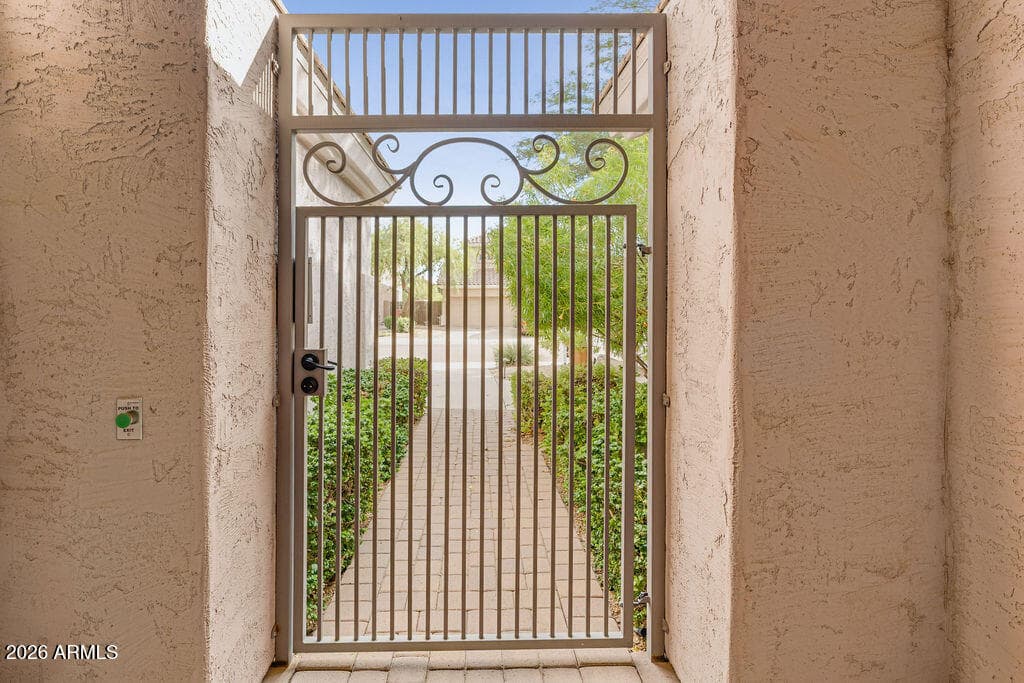 7228 E Whistling Wind Way — photo 5