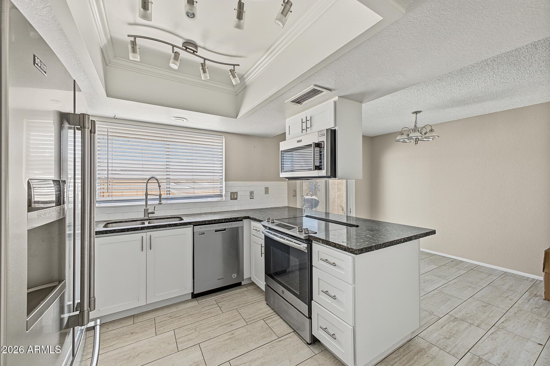 2106 W Pontiac Drive — photo 8