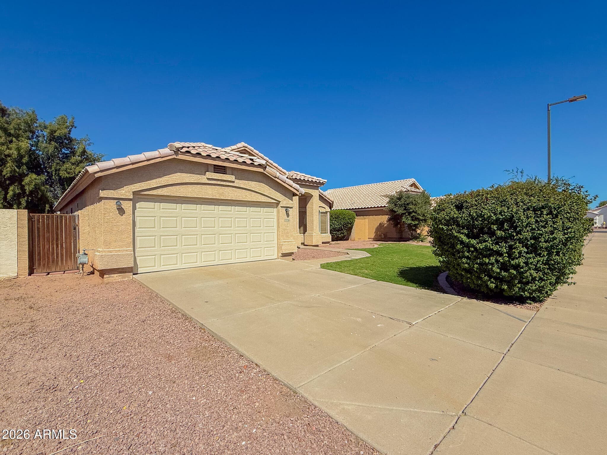 2336 E Manor Drive — photo 2