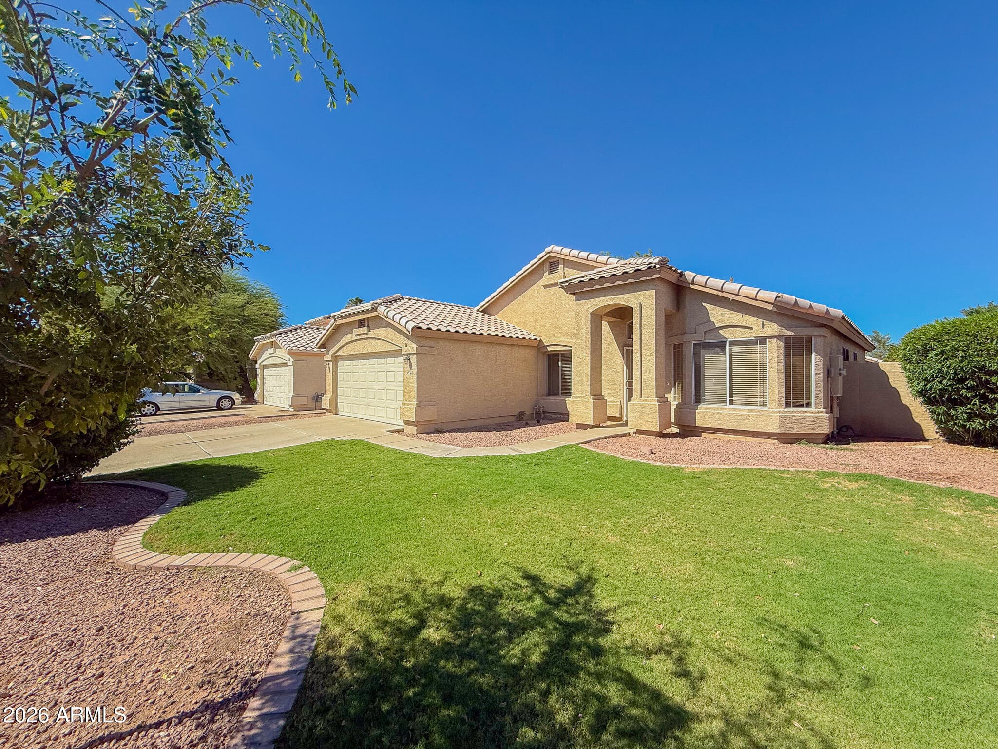 2336 E Manor Drive — photo 3