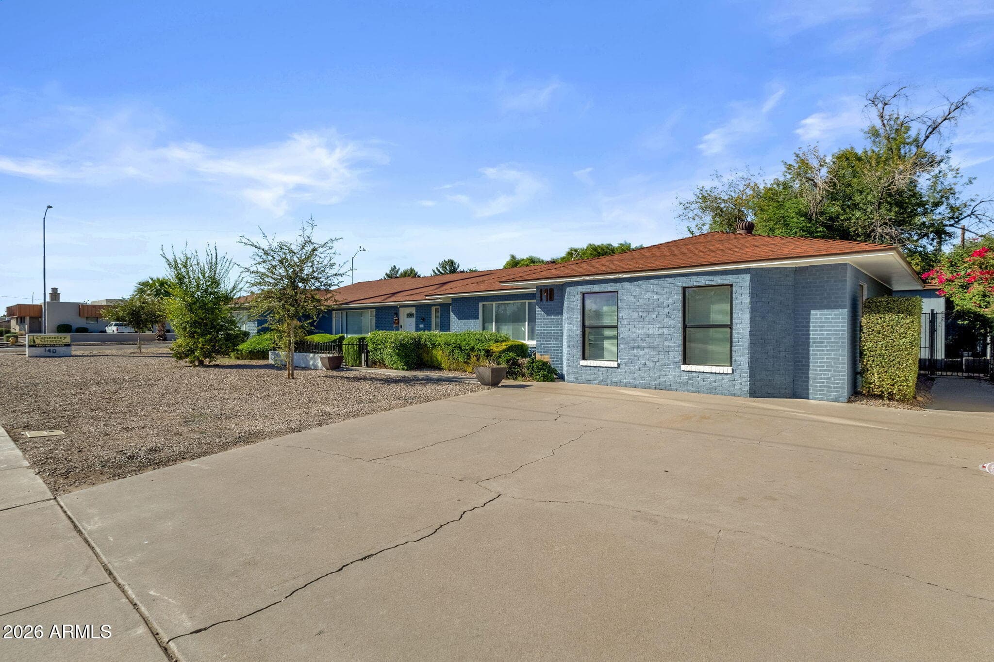 140 W University Drive — photo 3