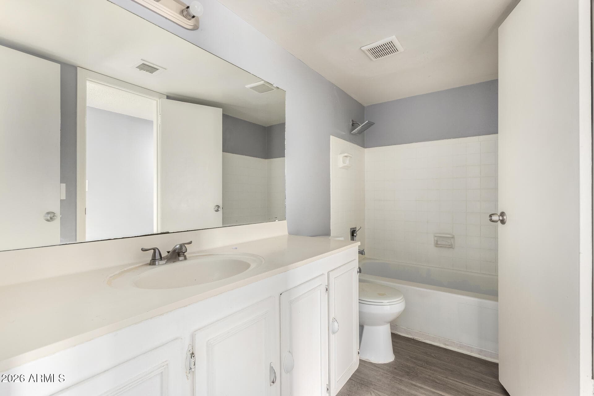 2413 W Hazelwood Street 282 — photo 3