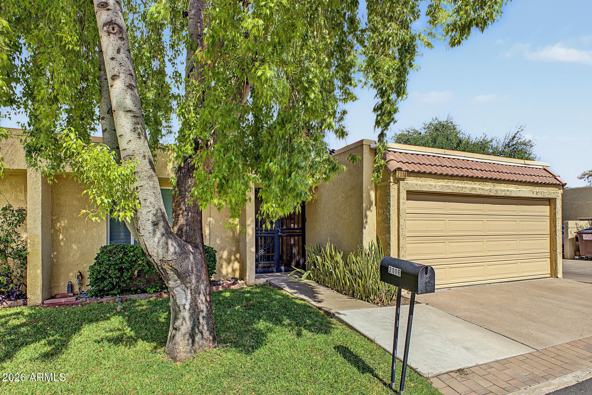 2116 W Claremont Street — photo 3