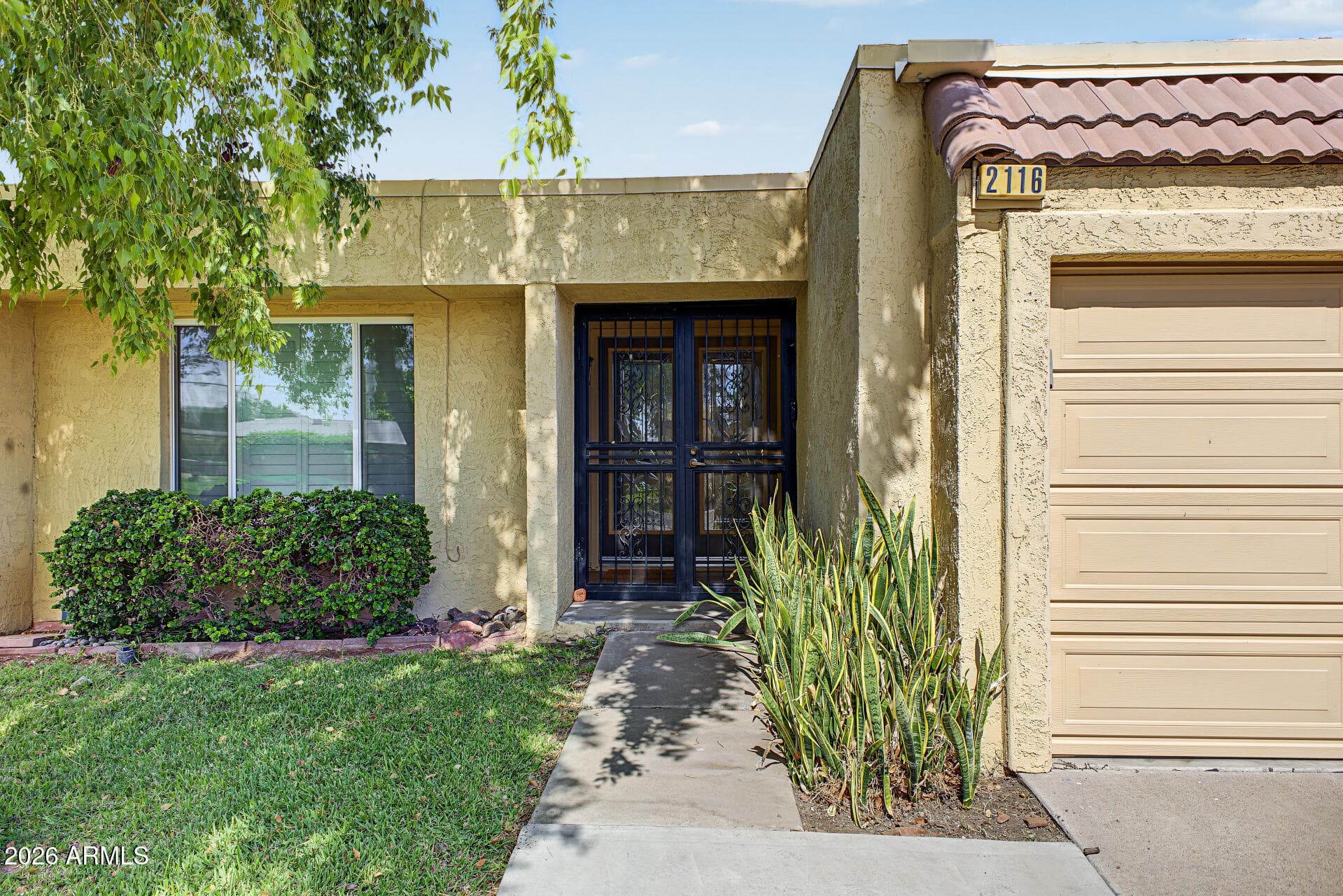 2116 W Claremont Street — photo 4