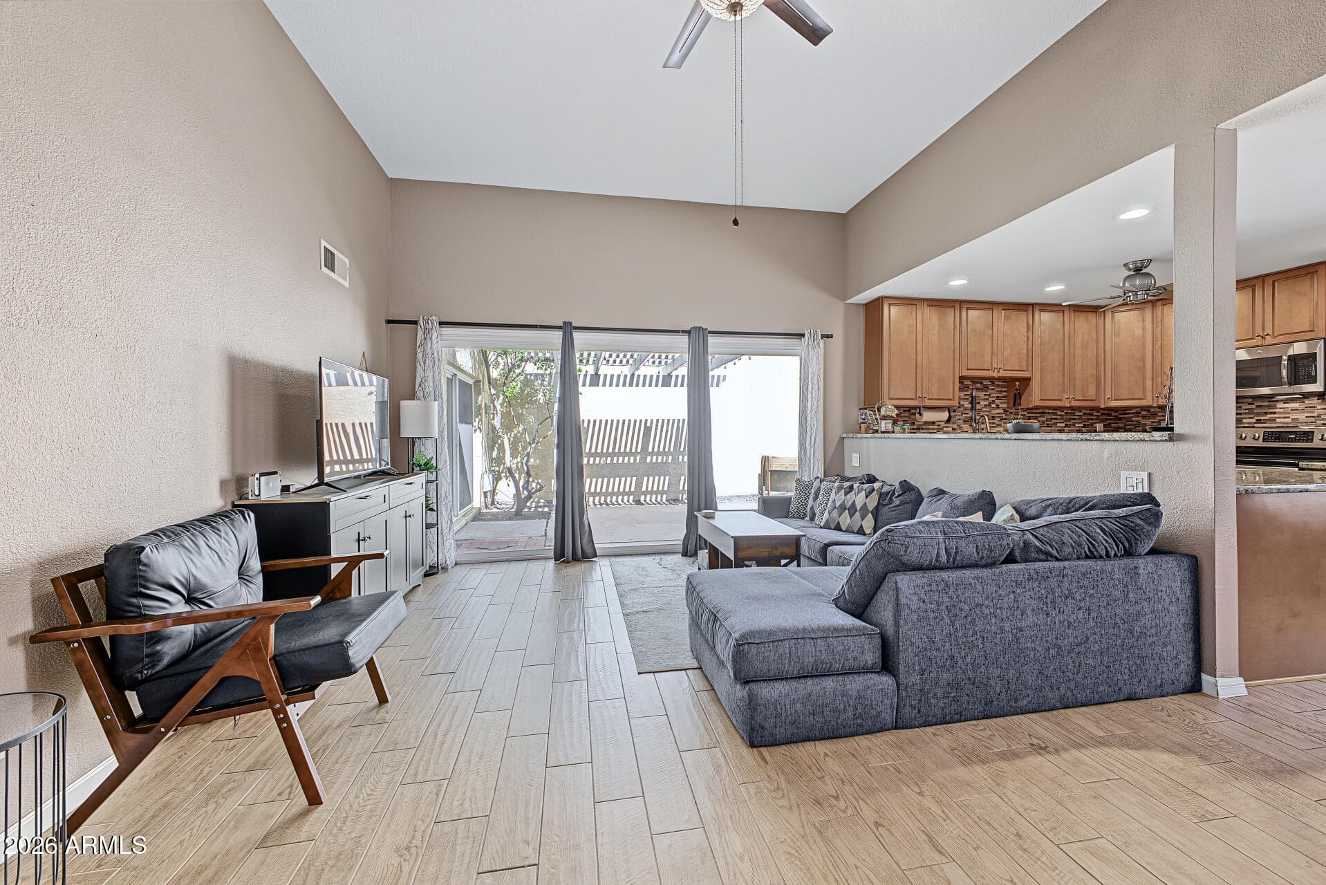 2116 W Claremont Street — photo 8
