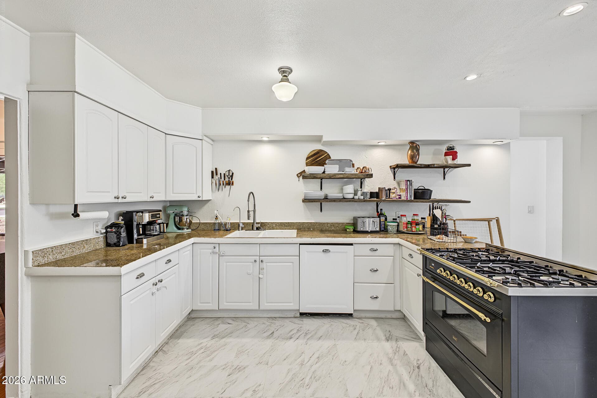 2221 N Laurel Avenue — photo 8