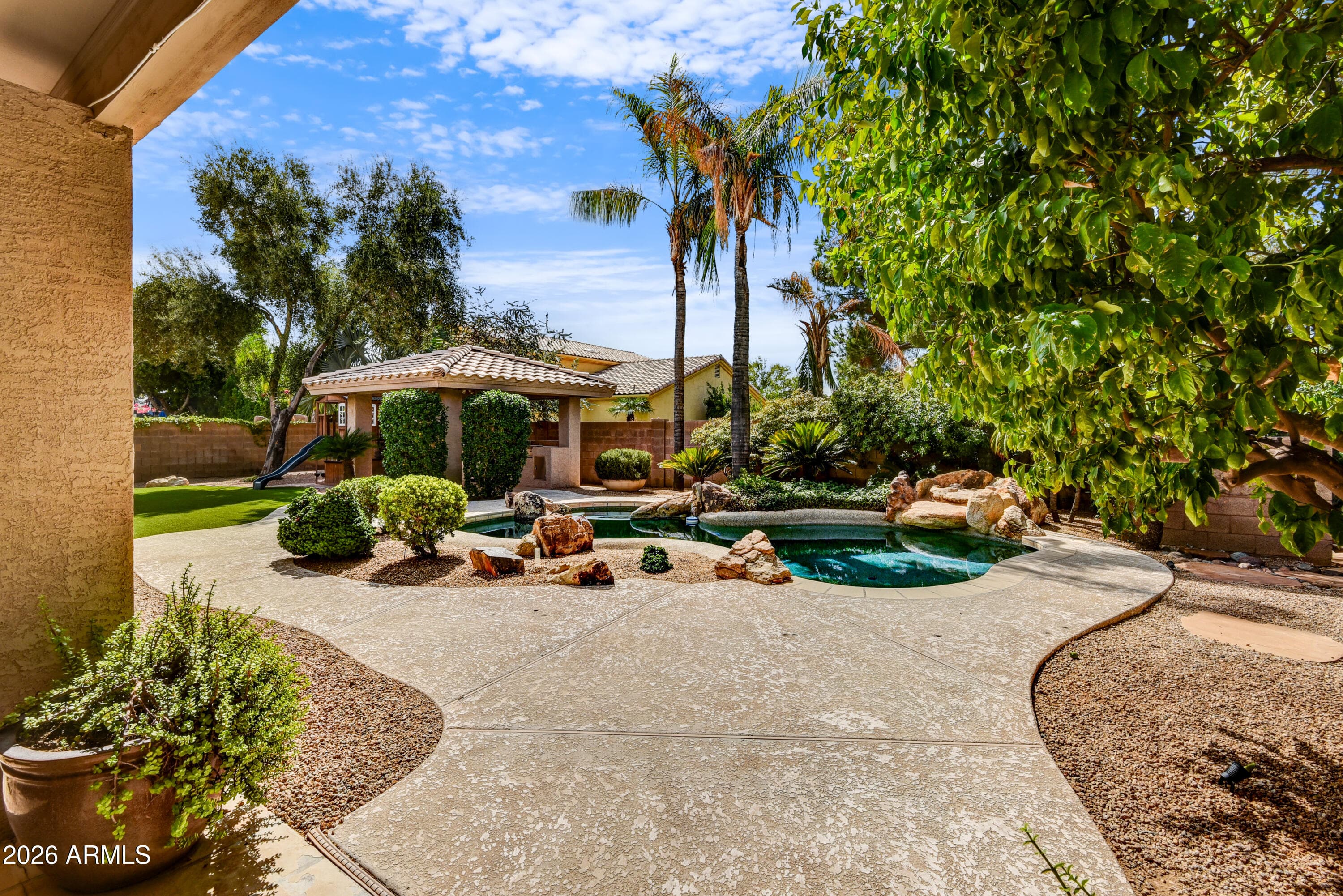 6819 E Winchcomb Drive — photo 2