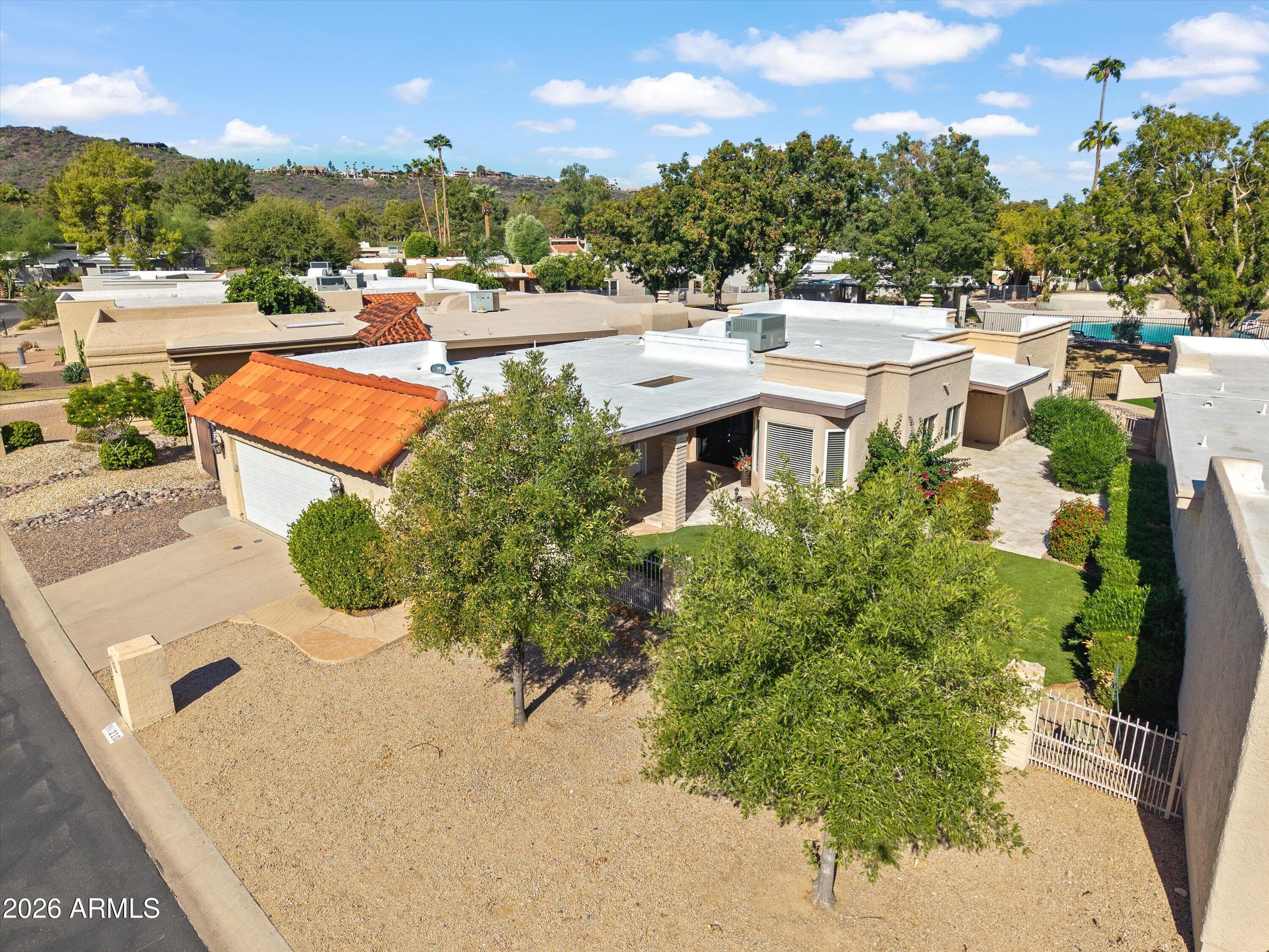 210 W Canterbury Lane — photo 2