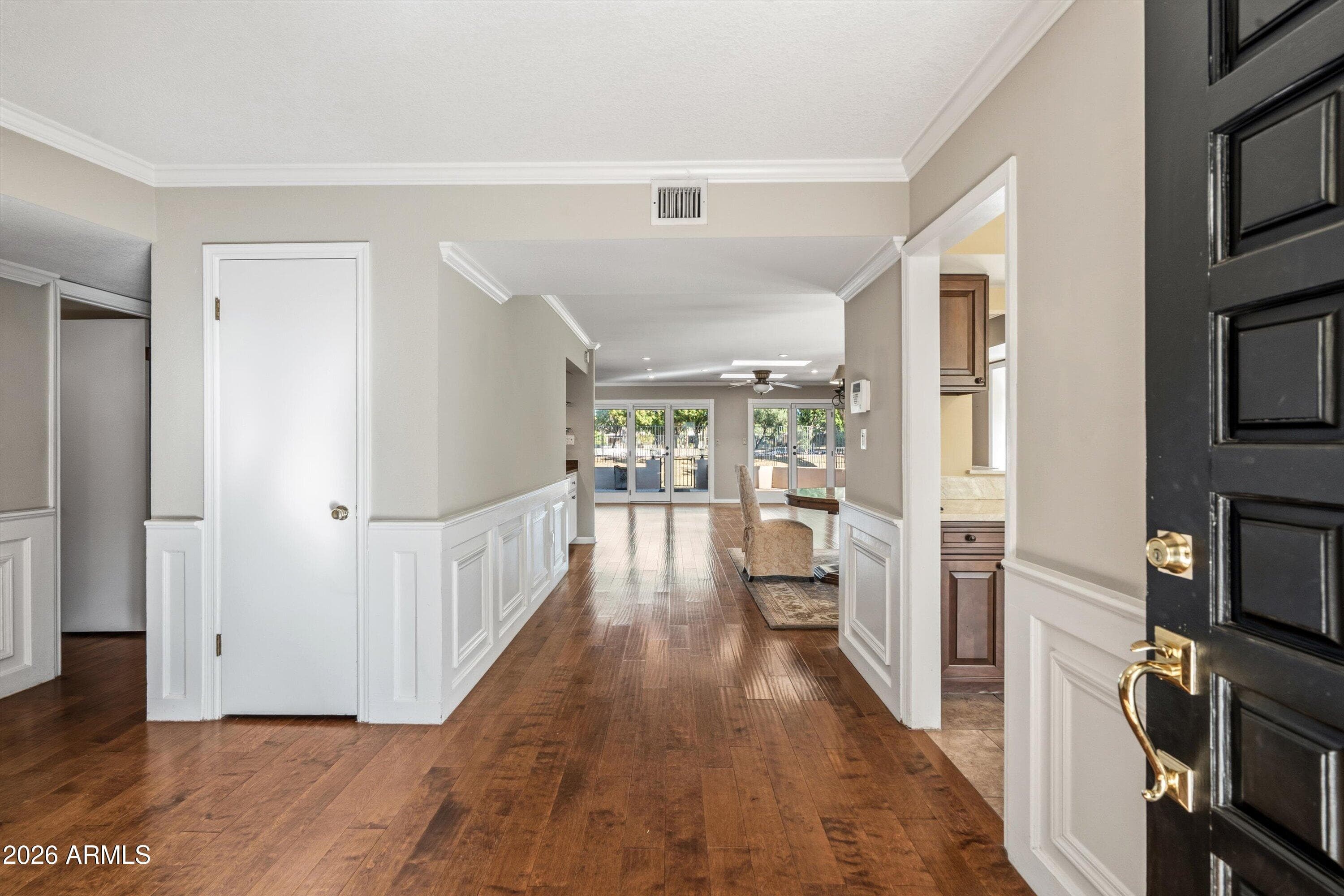 210 W Canterbury Lane — photo 4