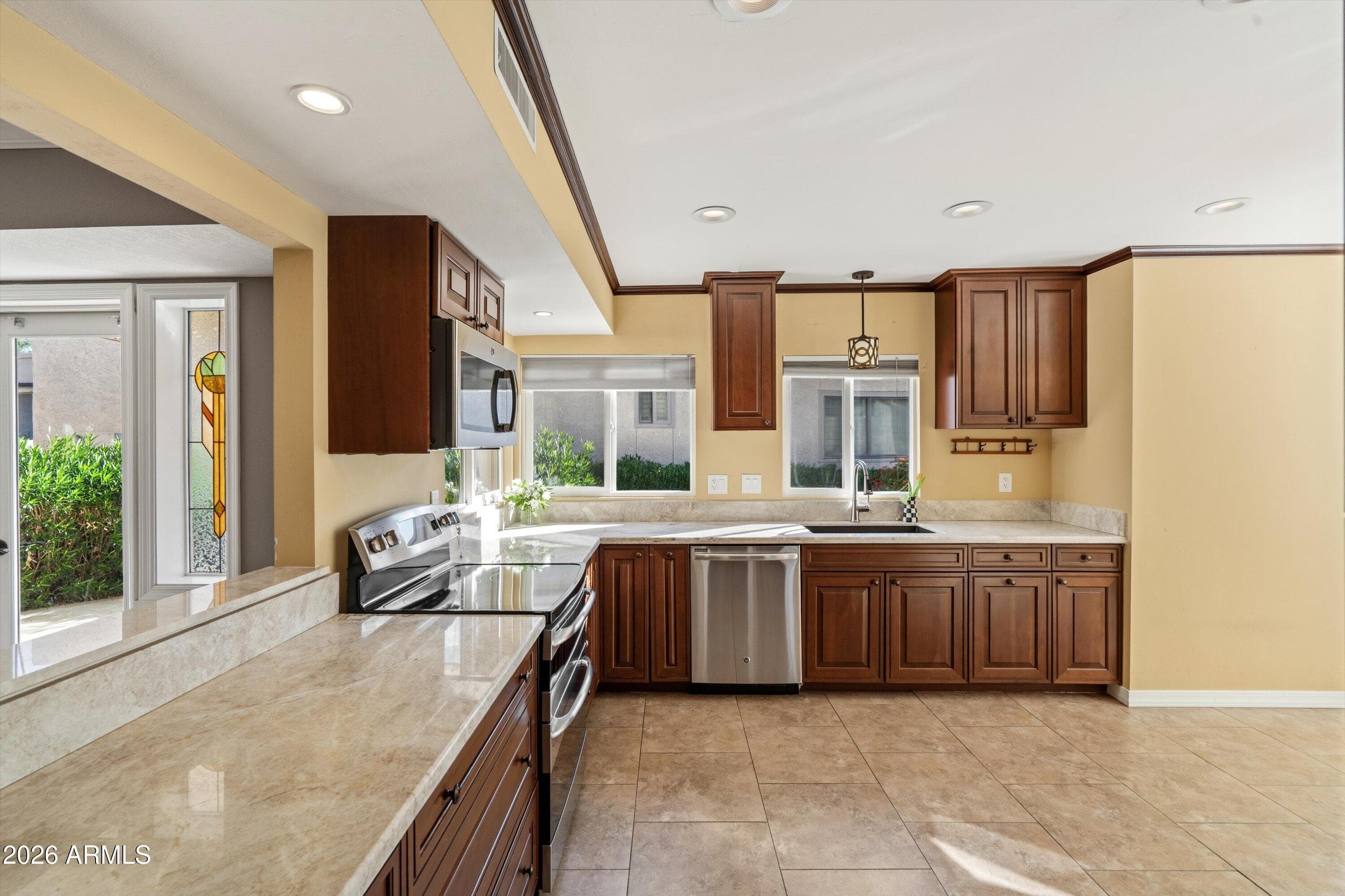 210 W Canterbury Lane — photo 5