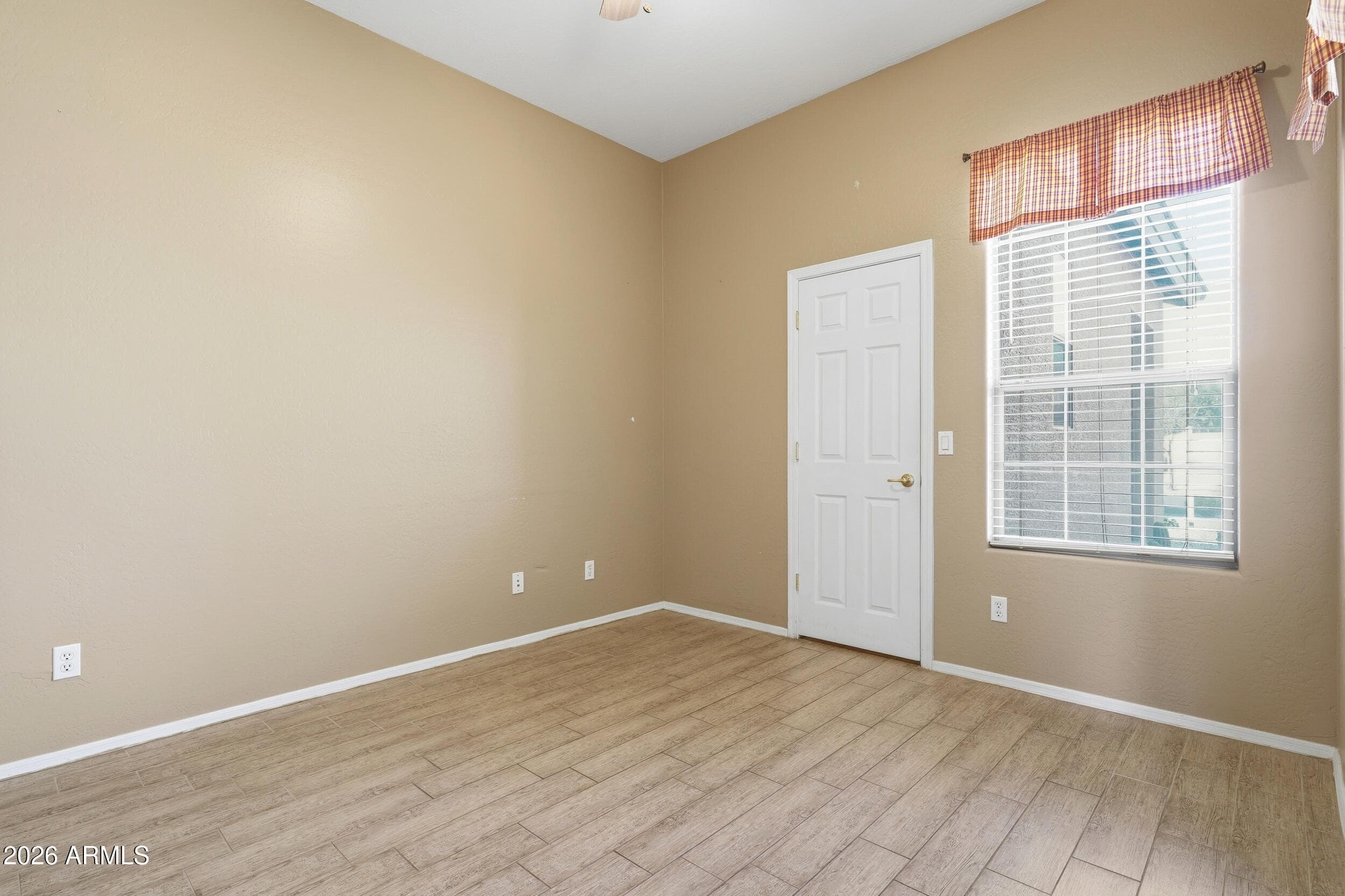 8807 W Carole Lane — photo 4