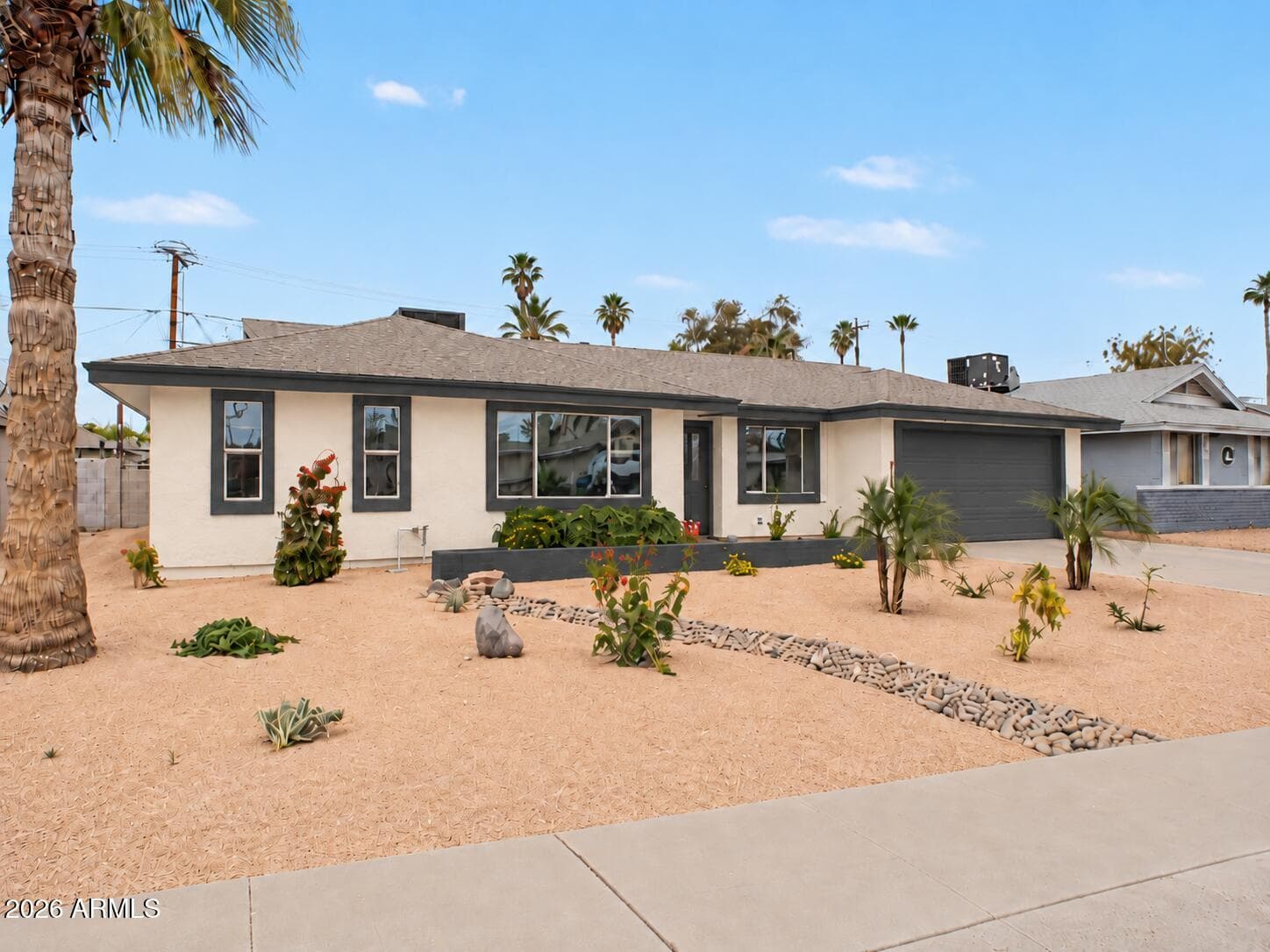 922 E Loyola Drive — photo 2