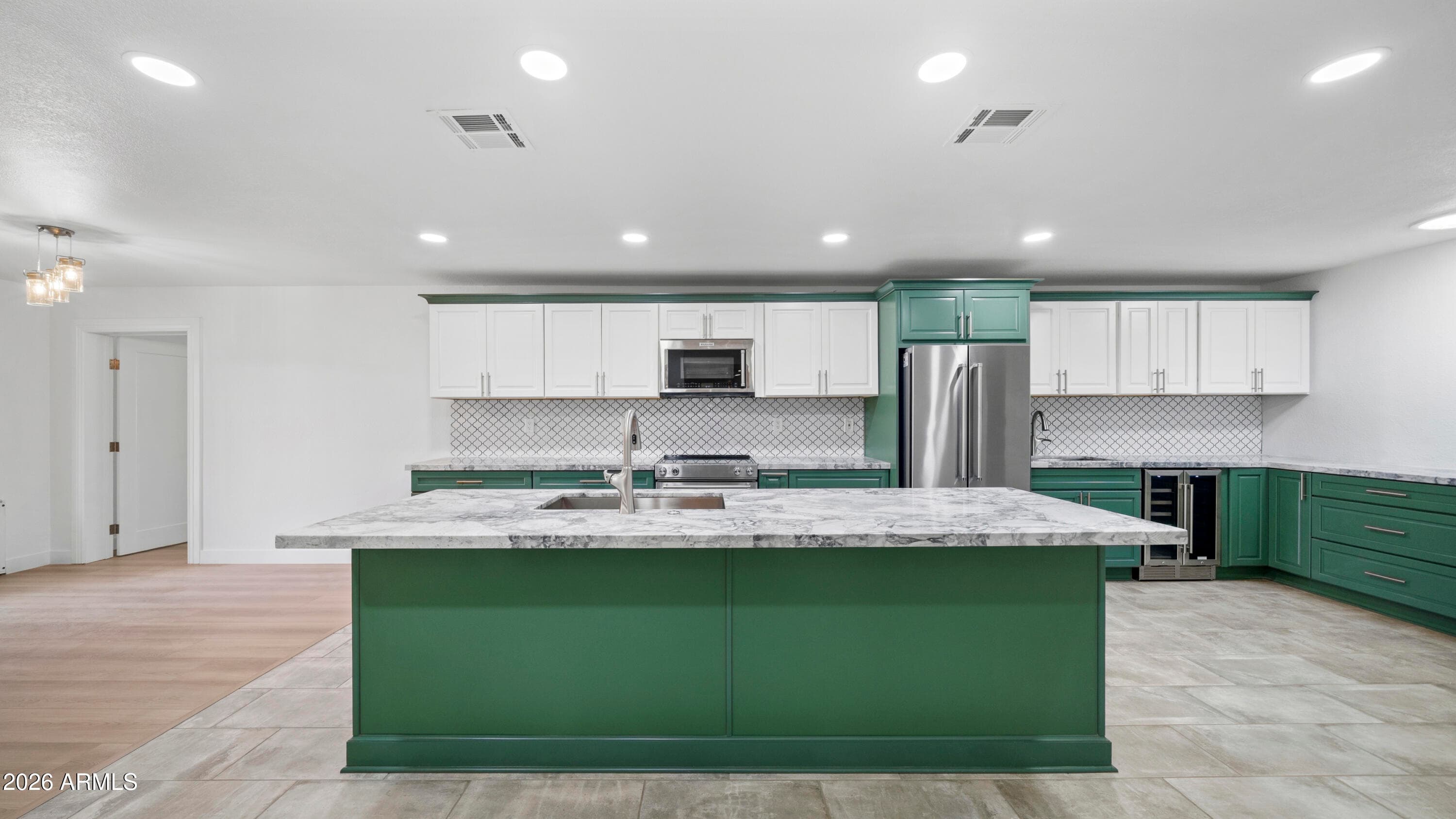 325 W Manhatton Drive — photo 2
