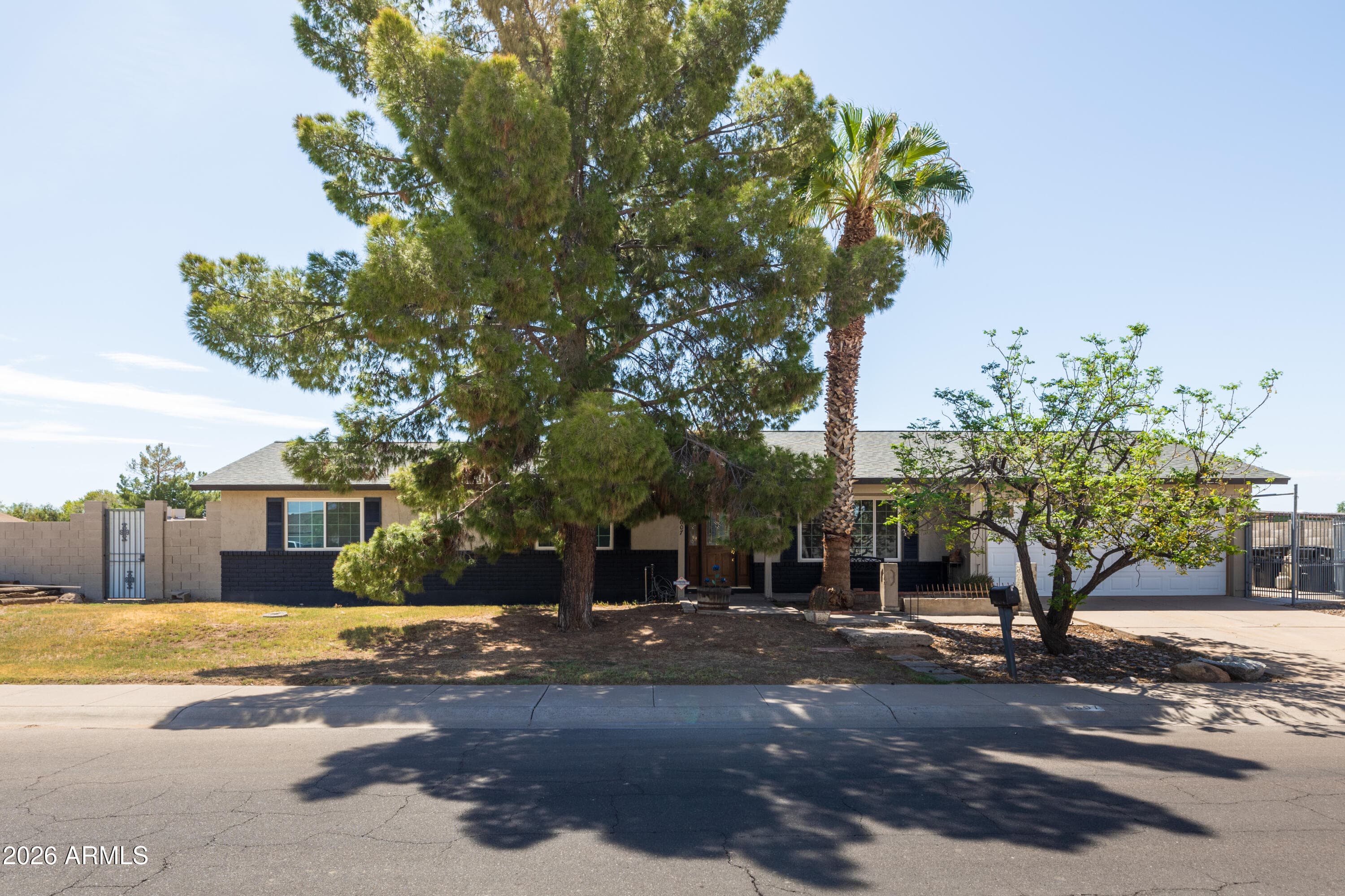 8607 W Earll Drive, Phoenix, Arizona