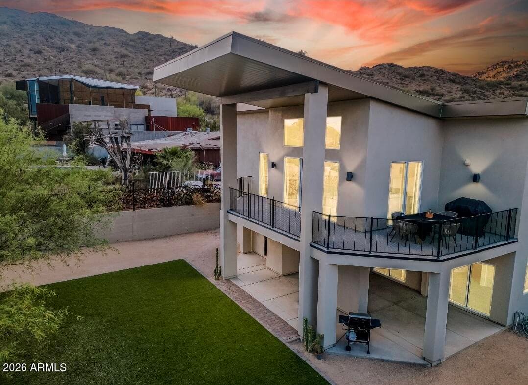 933 W Mercer Lane, Phoenix, Arizona